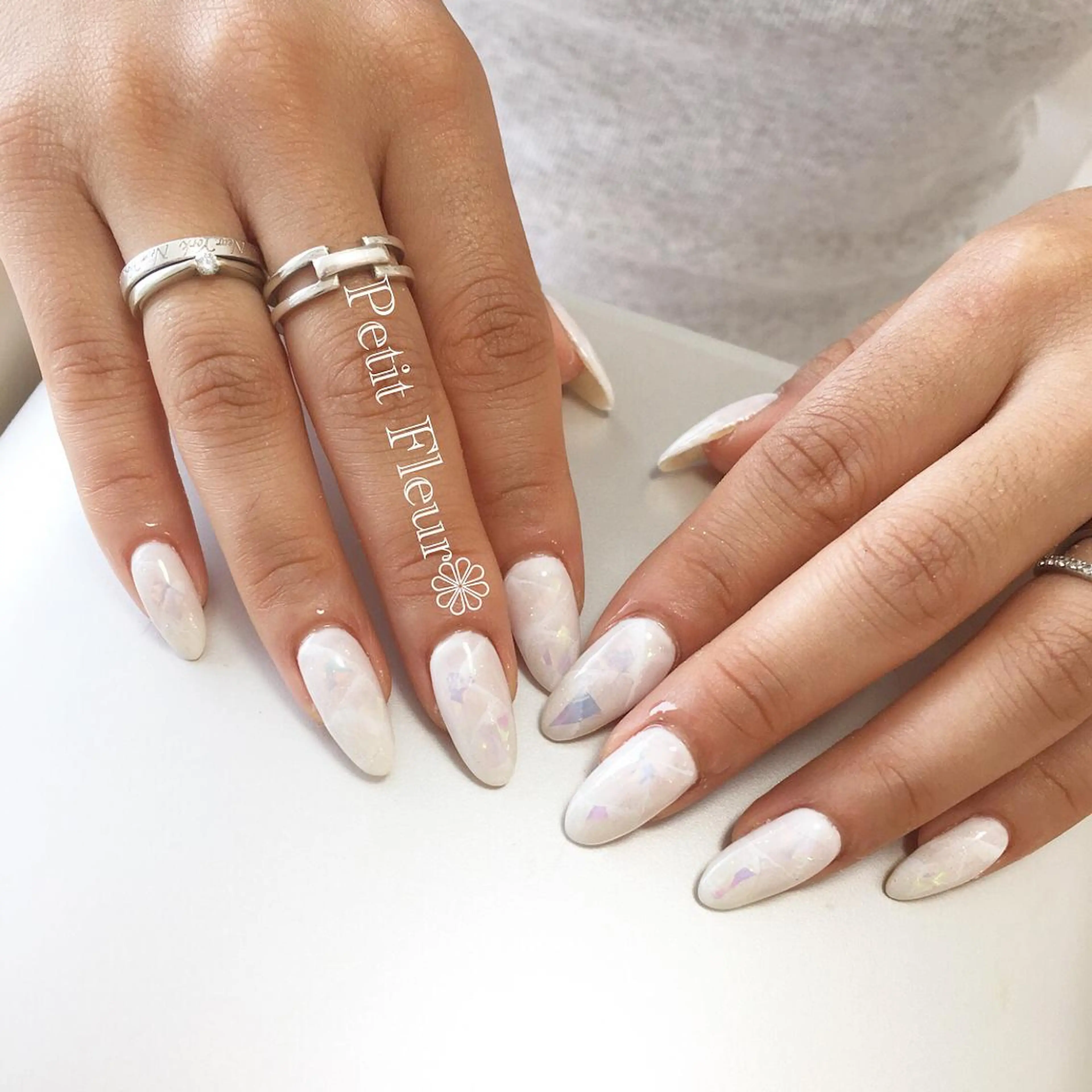 ネイル アートネイル ホログラムネイル ラメ(グリッター) シンプルネイル 夏ネイル Petit Fleur所属・青柳 亜梨奈のマツエク・マツパデザイン