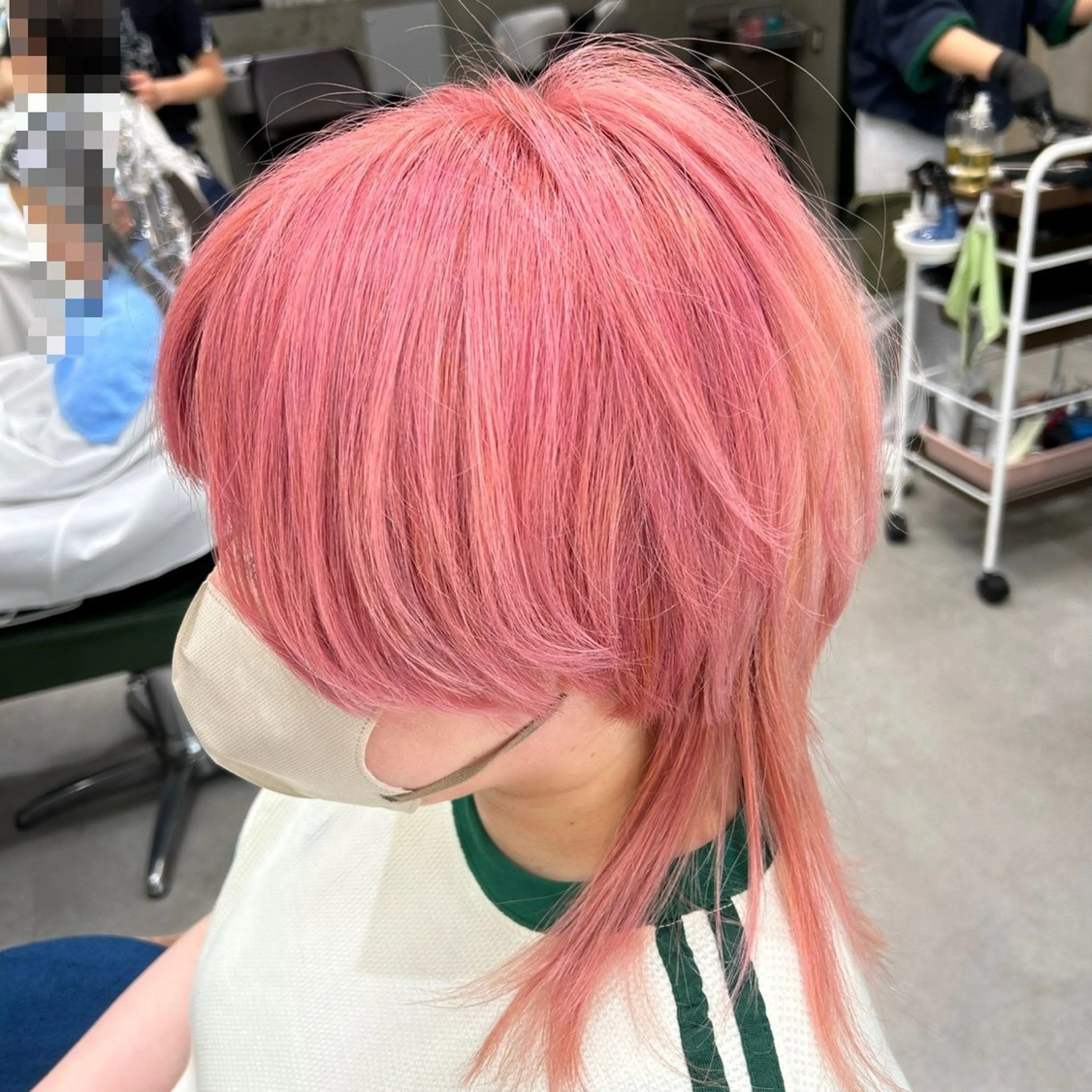 ミディアム カラー ブリーチ ピンクカラー ウルフカット カット ヘアカラー トリートメント 若狭 彩花のヘアスタイル