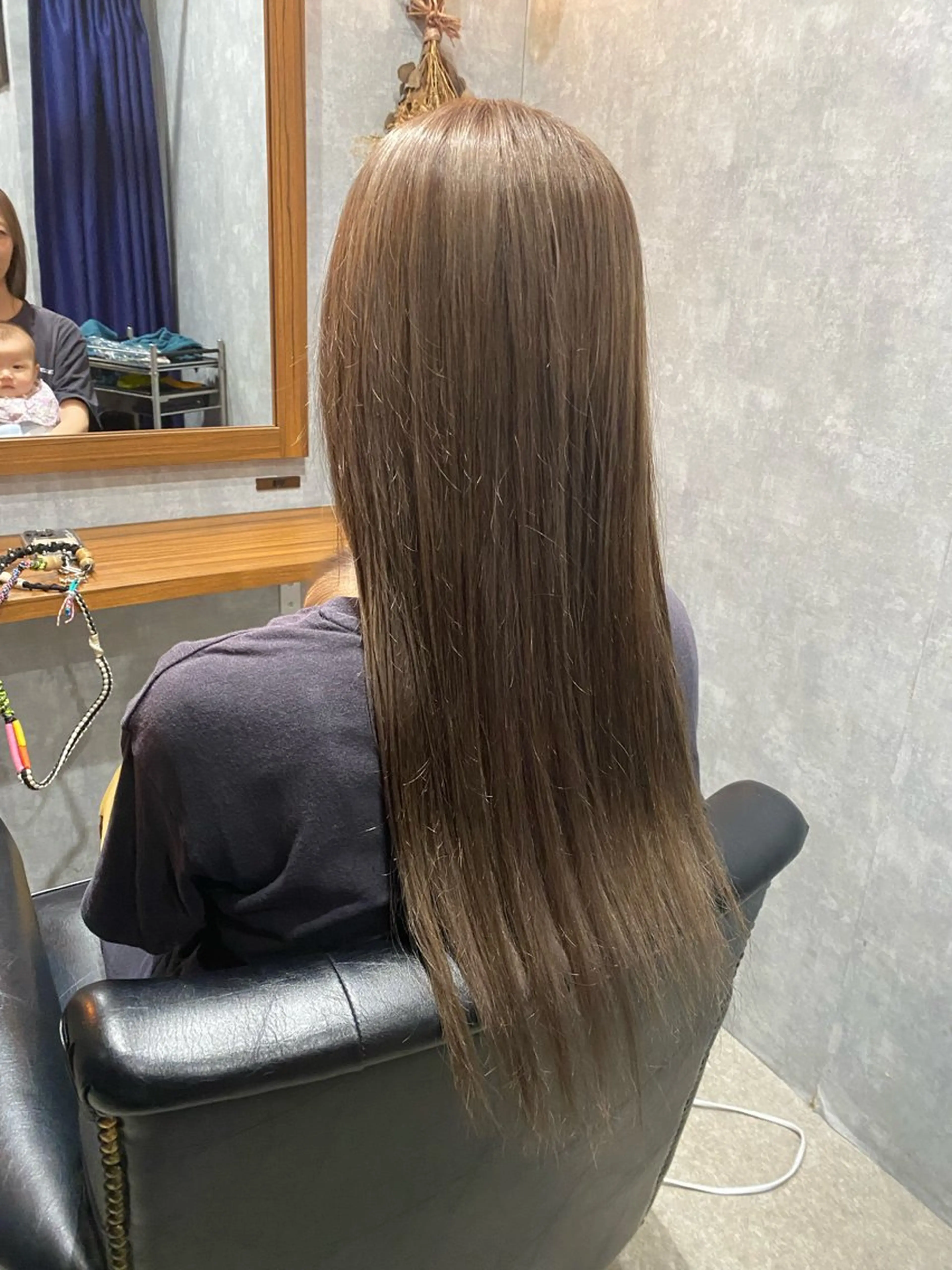 ロング カラー ブリーチ グレージュ ミルクティーグレージュ CAFE and HAIR SALON re:verb所属・今枝莉菜 上品なツヤカラーのヘアスタイル