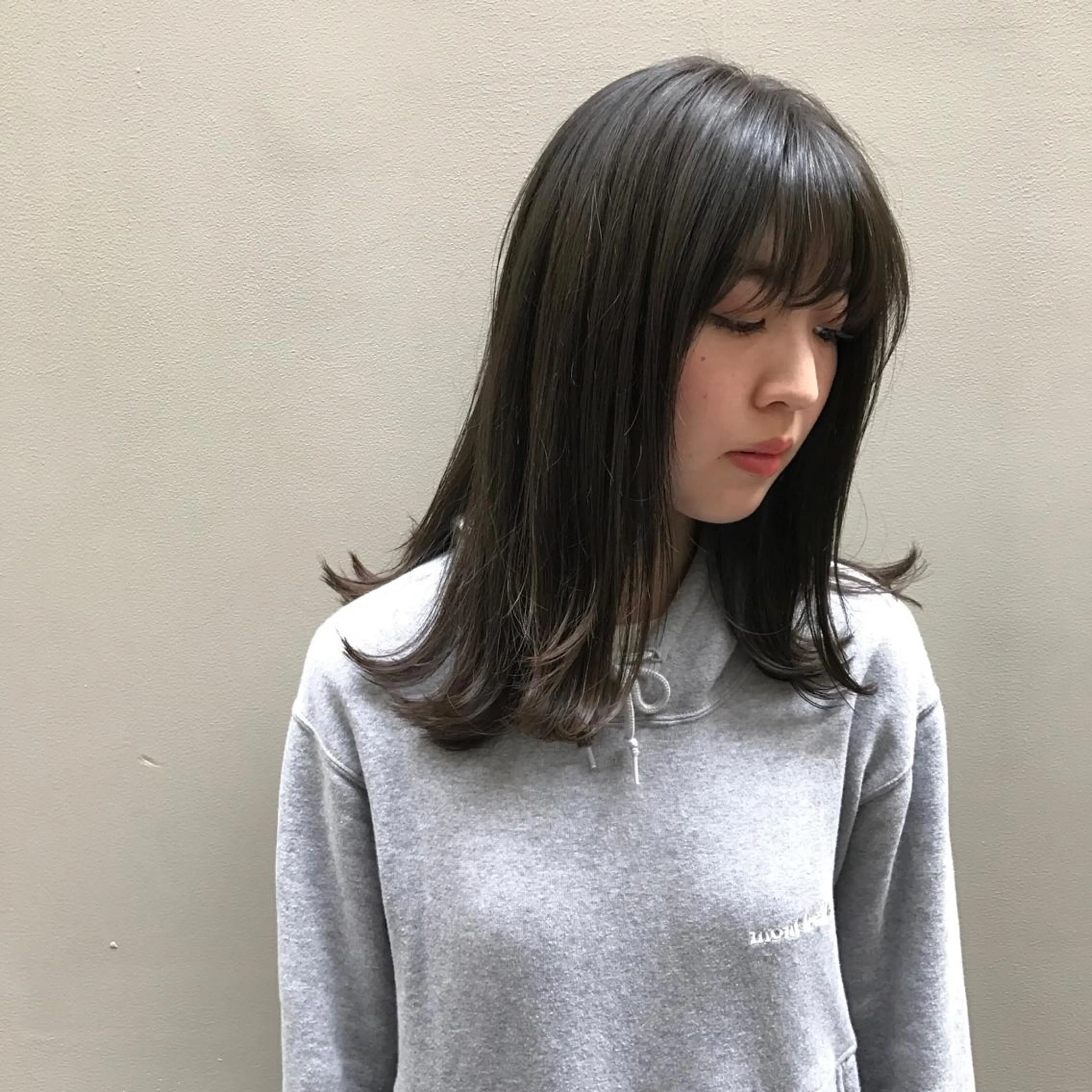 セミロング カラー イルミナカラー 日々所属・谷 大地のヘアスタイル