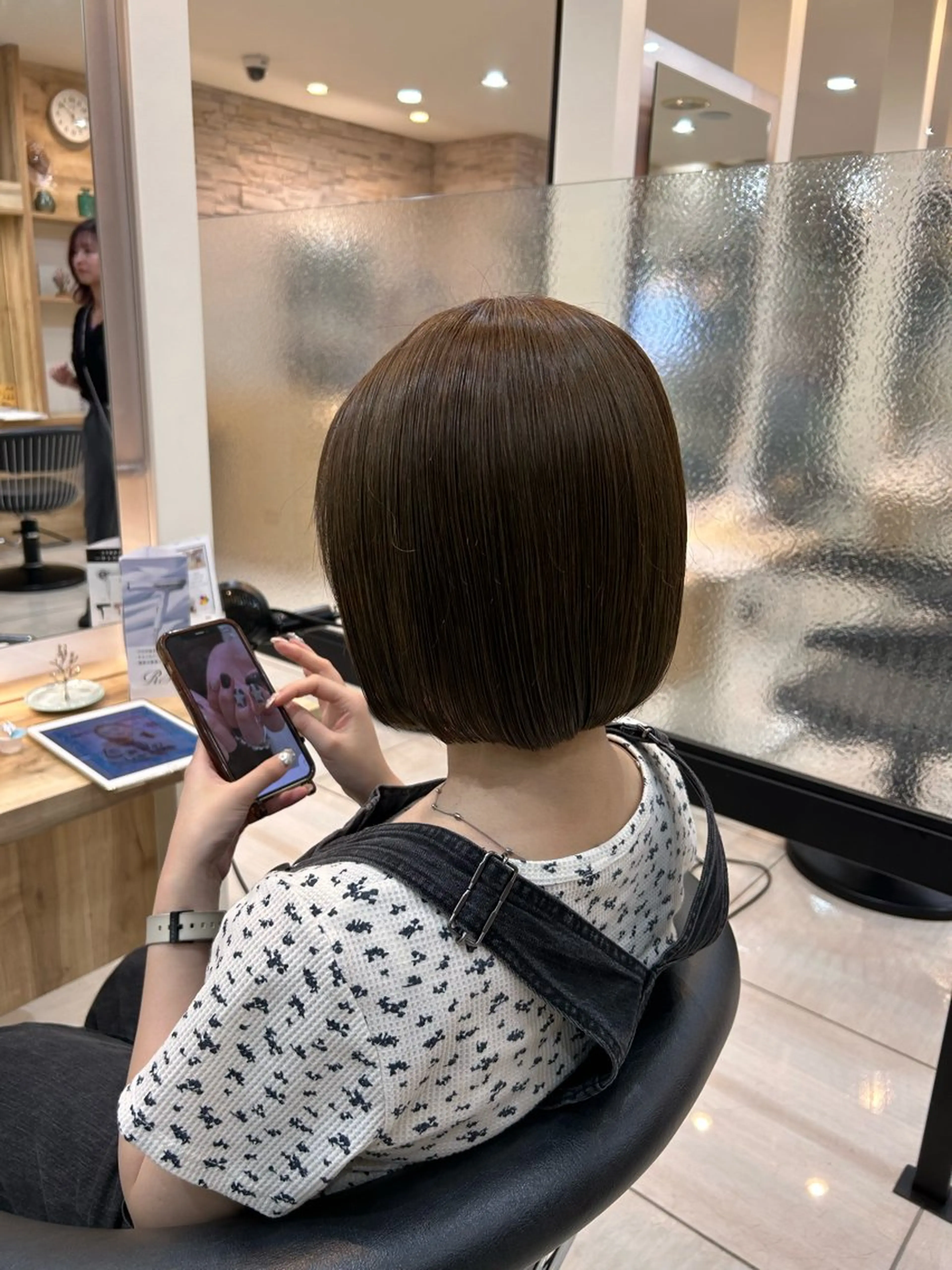 ショート ボブ 前髪/顔周り/透明感 艶カラーとどさんのヘアスタイル