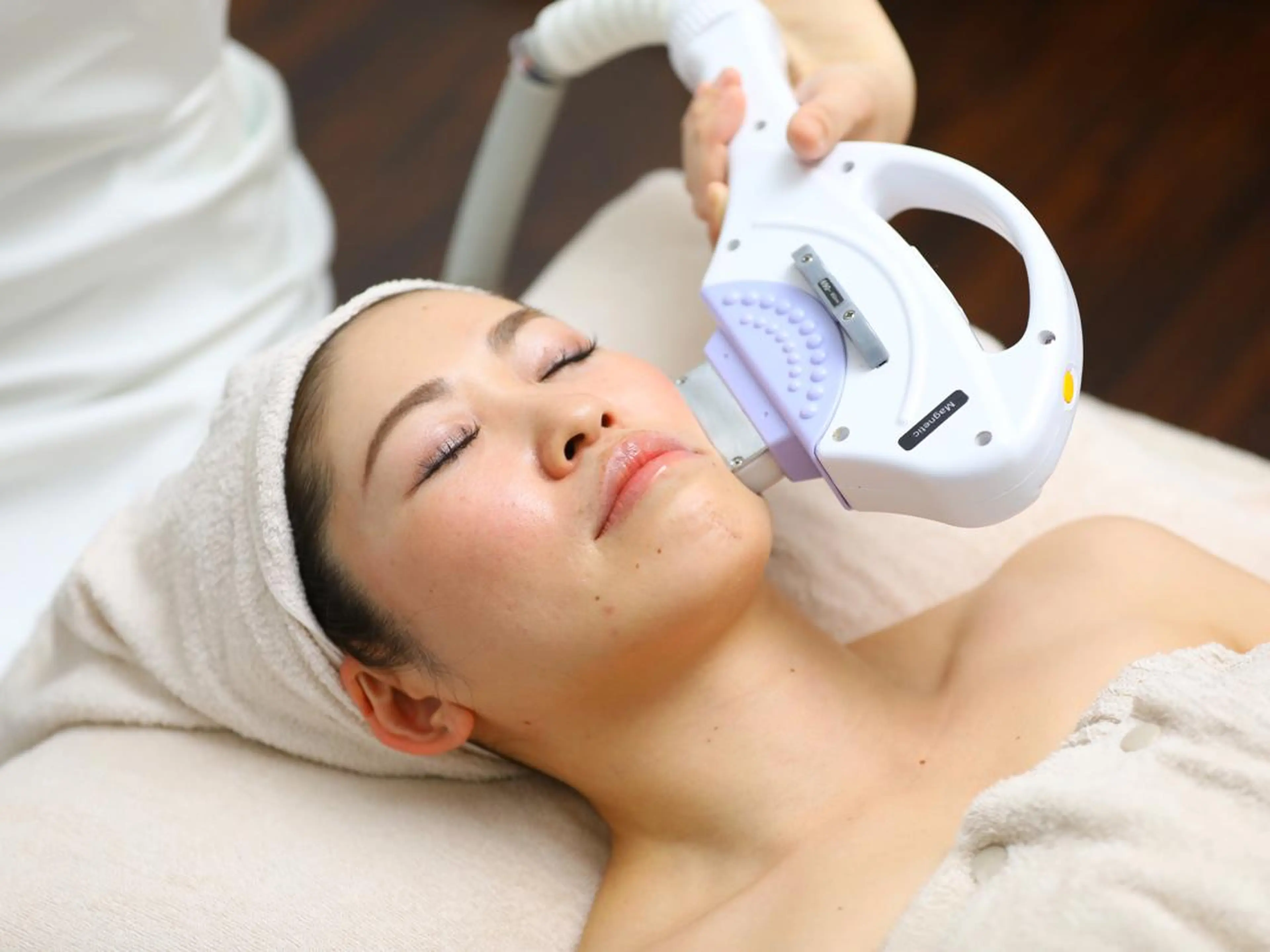 痛みの少ない最先端脱毛機【ルミクスA9】レディース顔脱毛 ２回券の写真