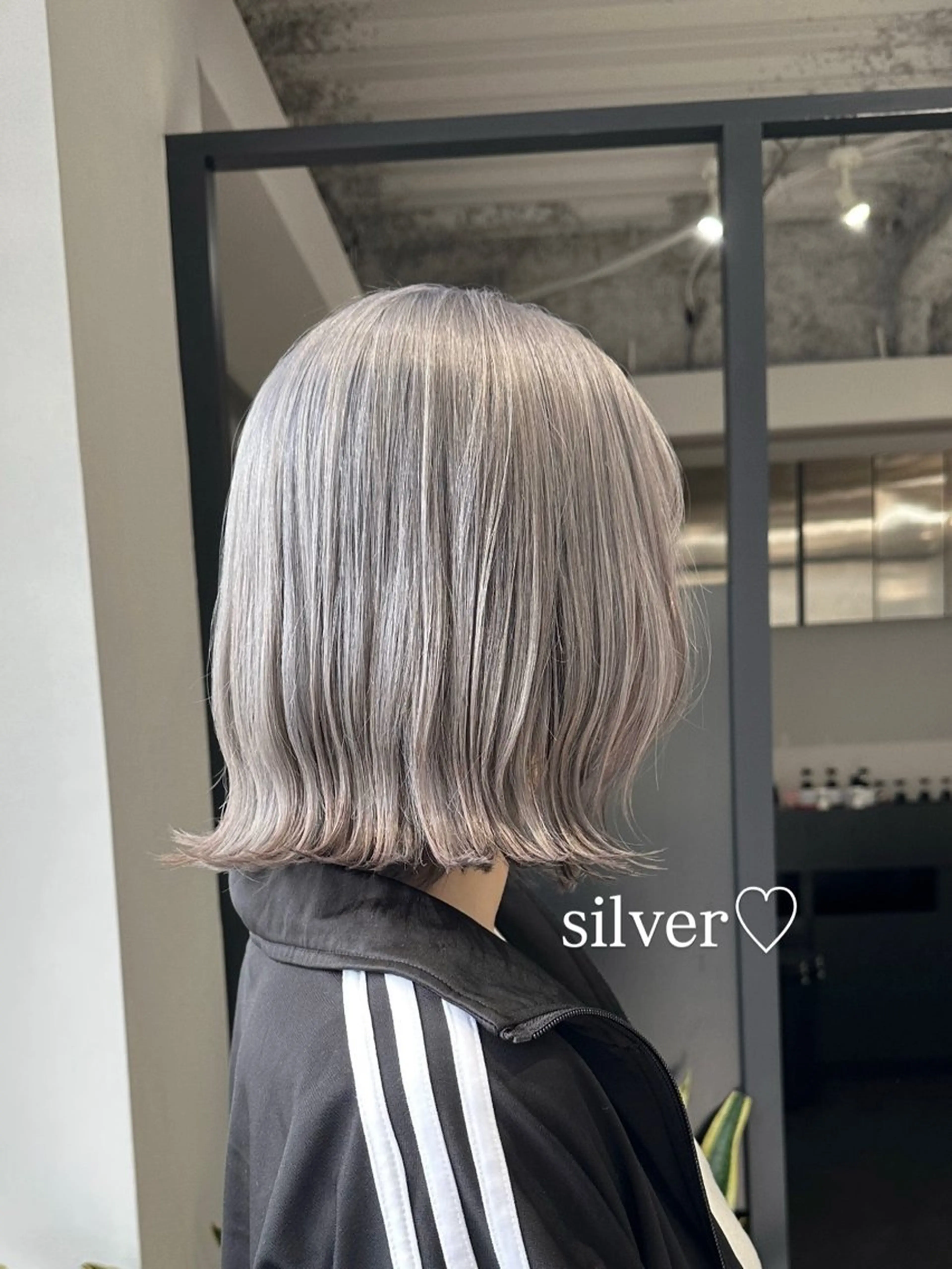 ショート カラー ボブレイヤー ブリーチ ケアブリーチ シルバー ボブ ヘアカラー トリートメント 山下恋佳/矢場町/ ブリーチ/ショートのヘアスタイル