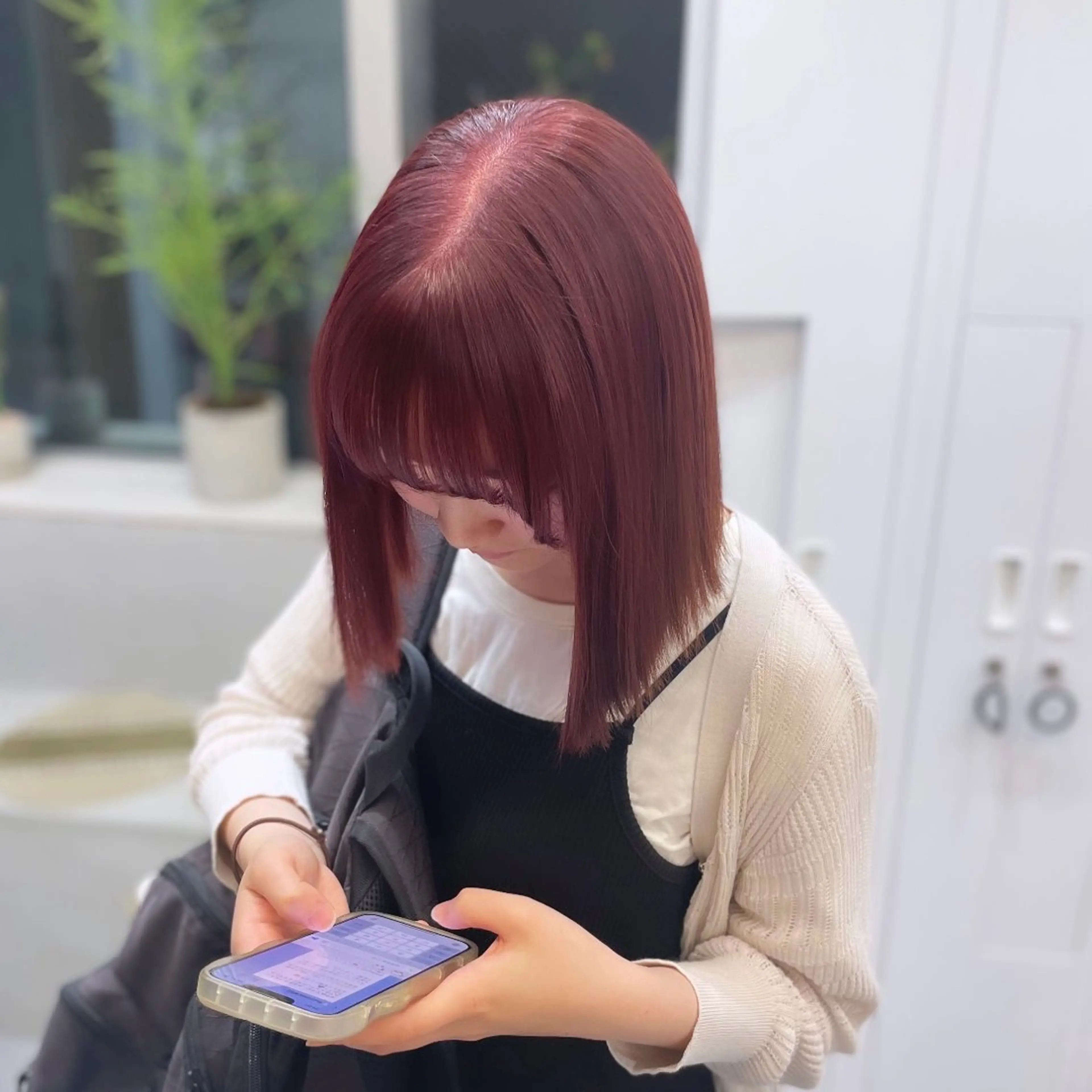 ミディアム カラー ブリーチ カシス ブリーチなしカラー ピンクカラー ボブ カット ヘアカラー Rui/透明感カラー 暖色/レイヤーカットのヘアスタイル