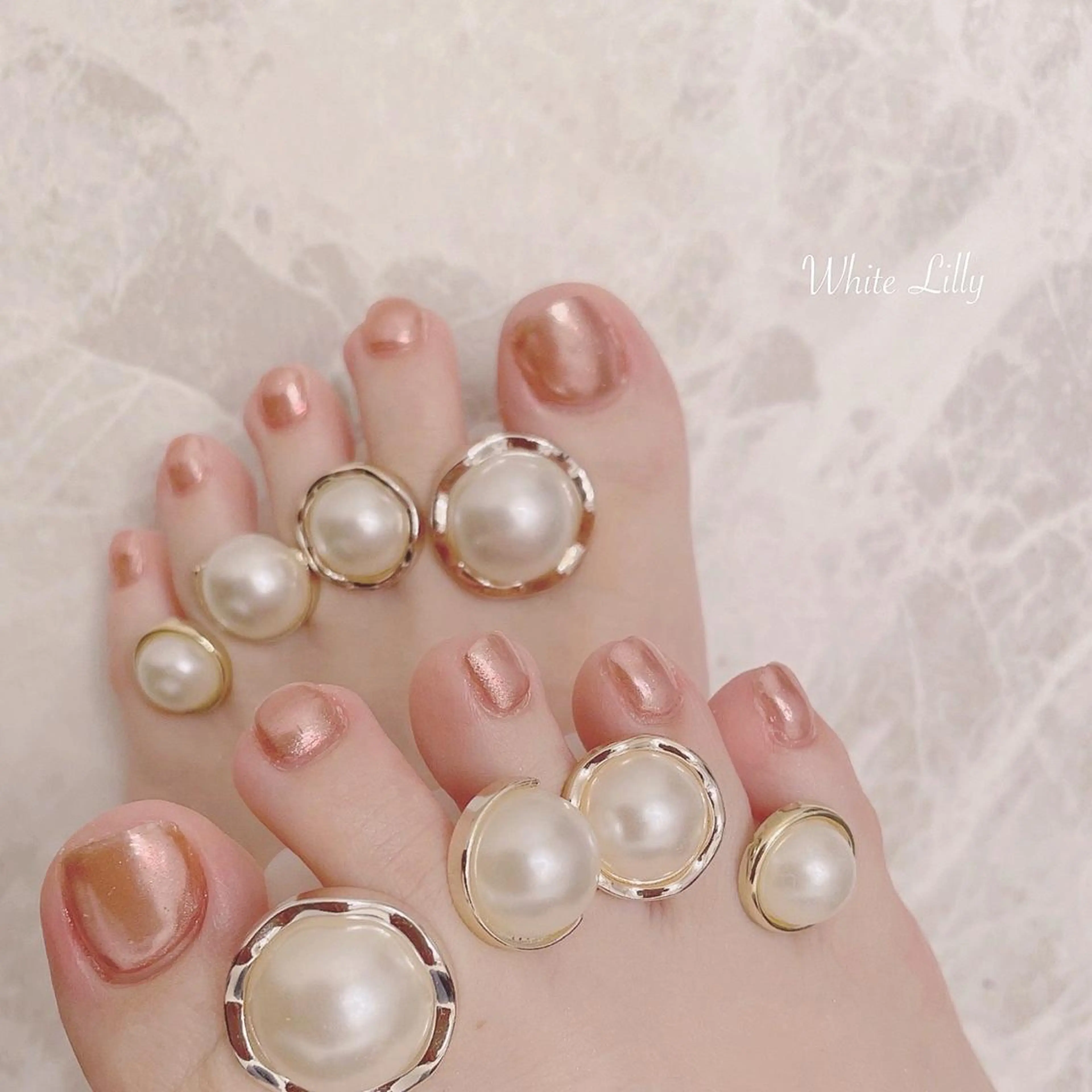ネイル フットネイル ミラーネイル フットネイル White lily所属・牧田 雅世のネイルデザイン