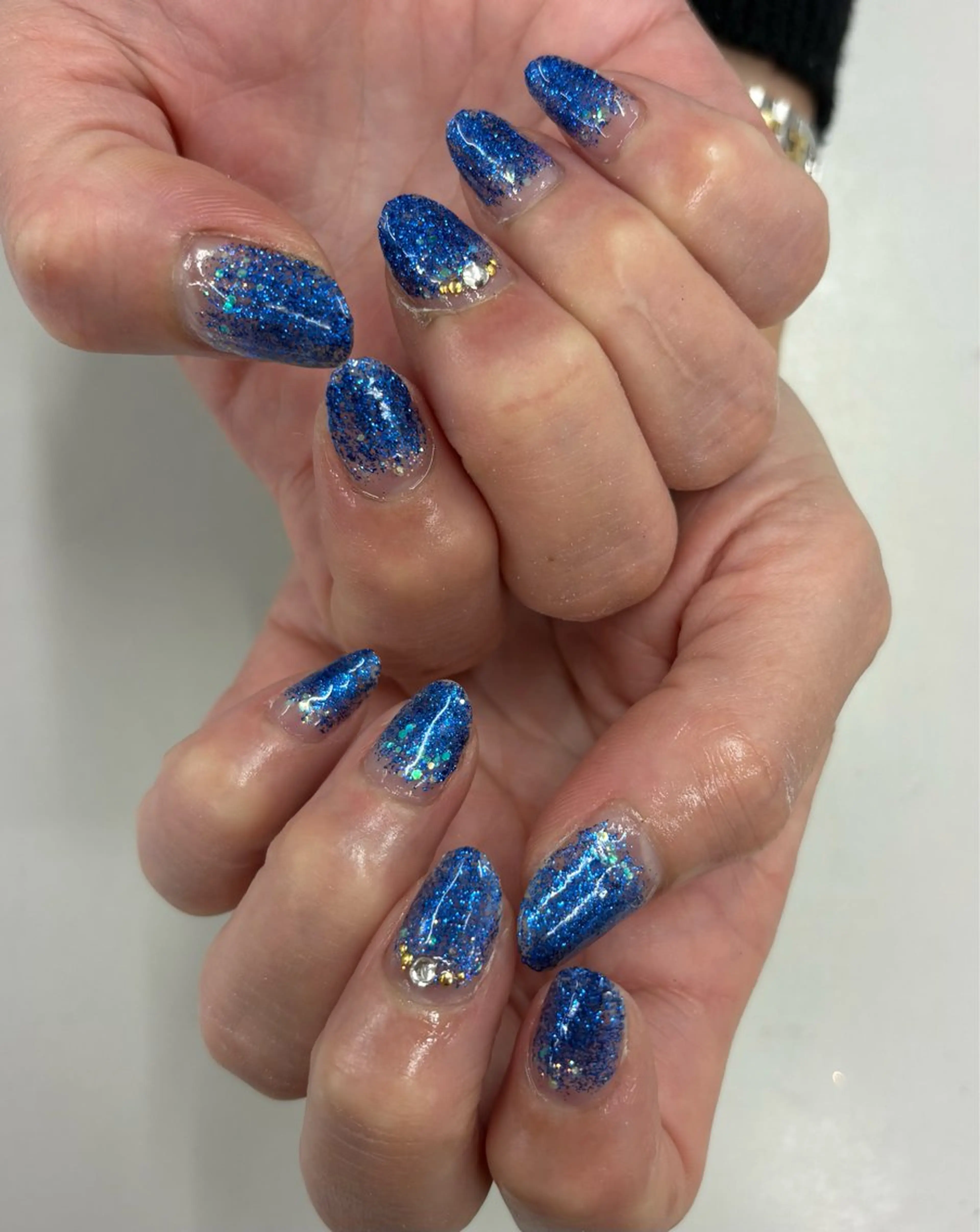 ネイル ブルー グラデーション ラメ(グリッター) ラメグラデーション ハンドネイル 宮嶋 邦佳のネイルデザイン