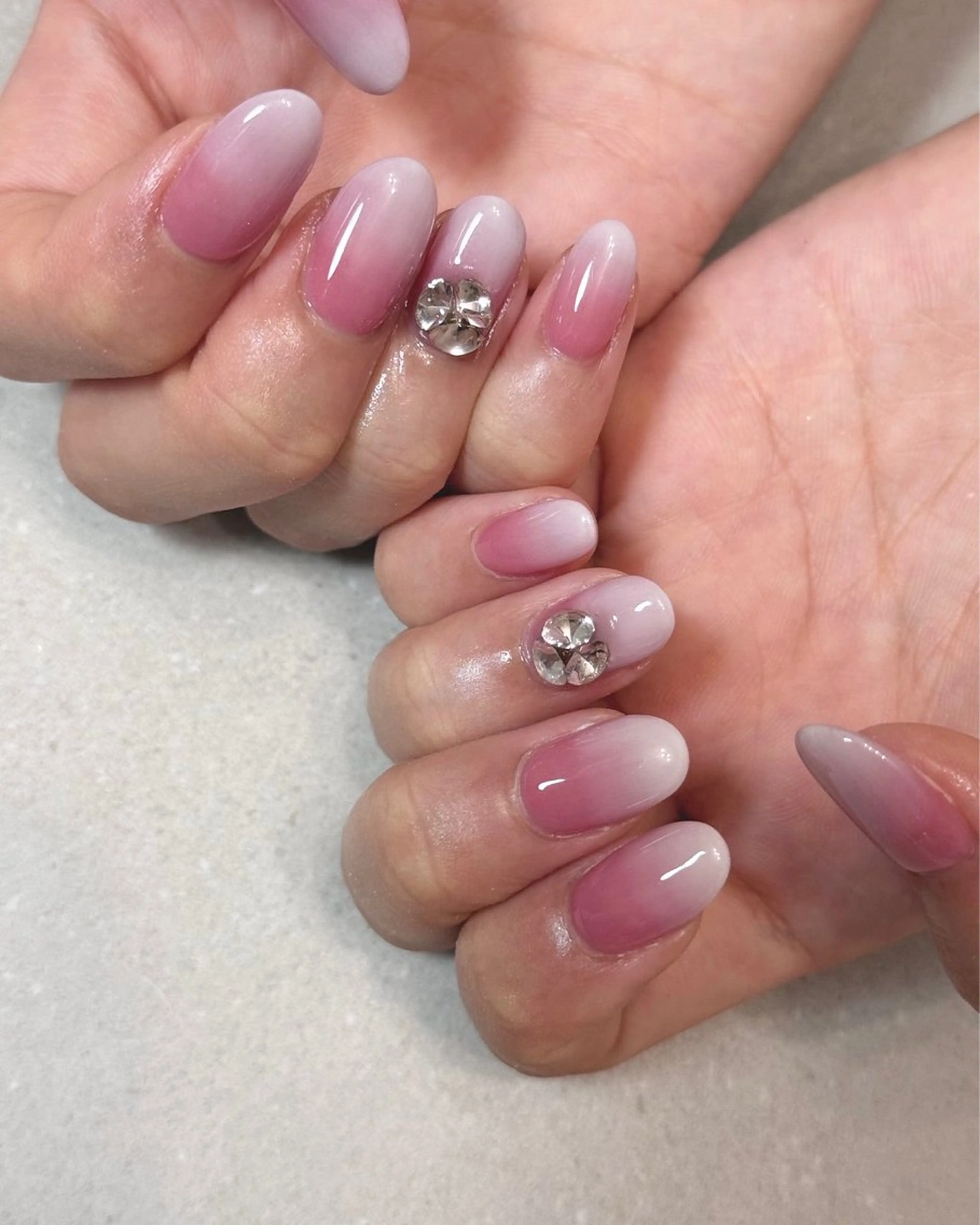 ネイル ストーンネイル ニュアンスネイル 💅🏻yuuiのネイルデザイン
