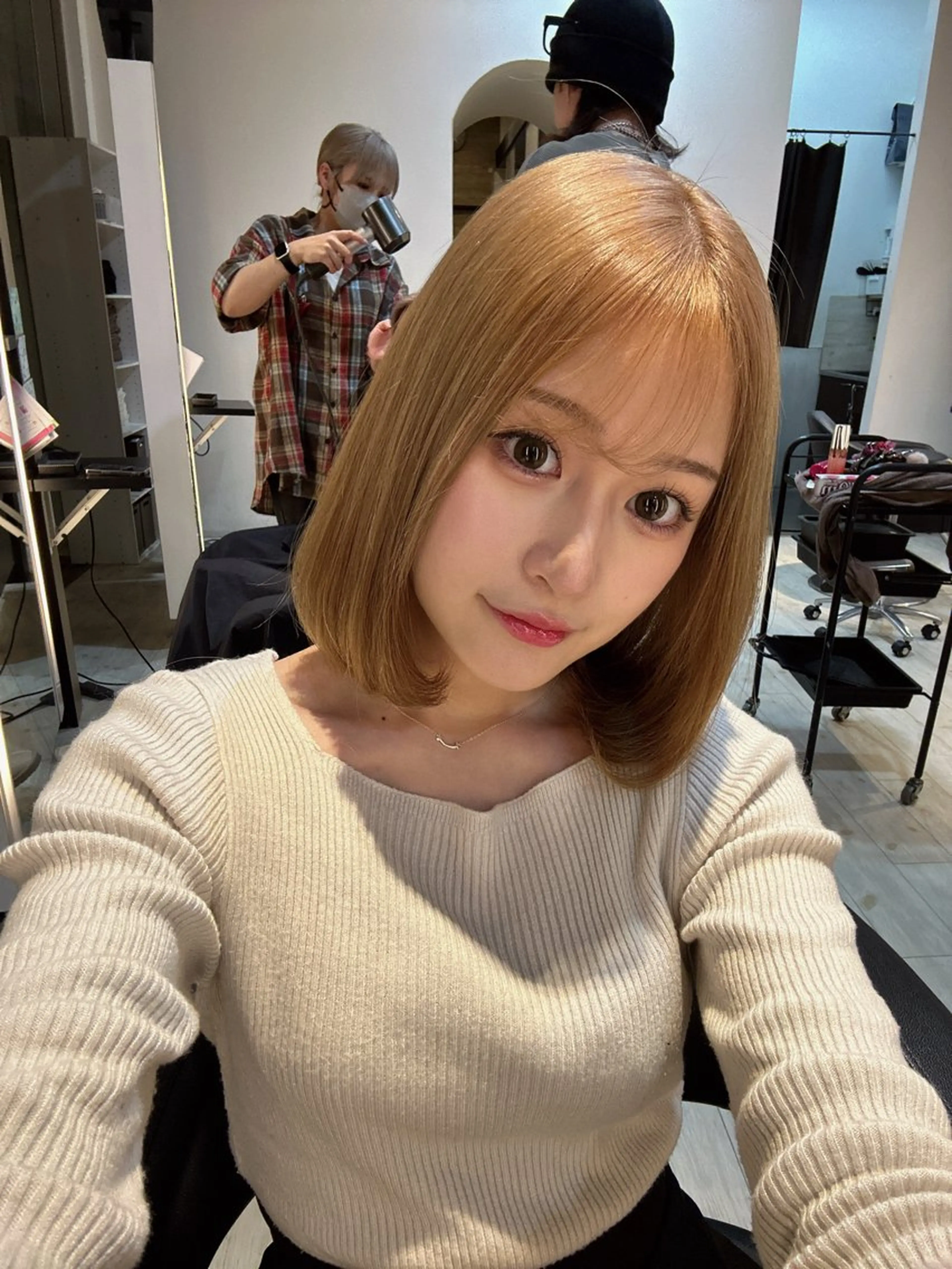 ミディアム カラー ベージュカラー ブリーチ ミルクティーベージュ カット ヘアカラー トリートメント 有働由良／ハイトーン ／韓国メンズヘアのヘアスタイル