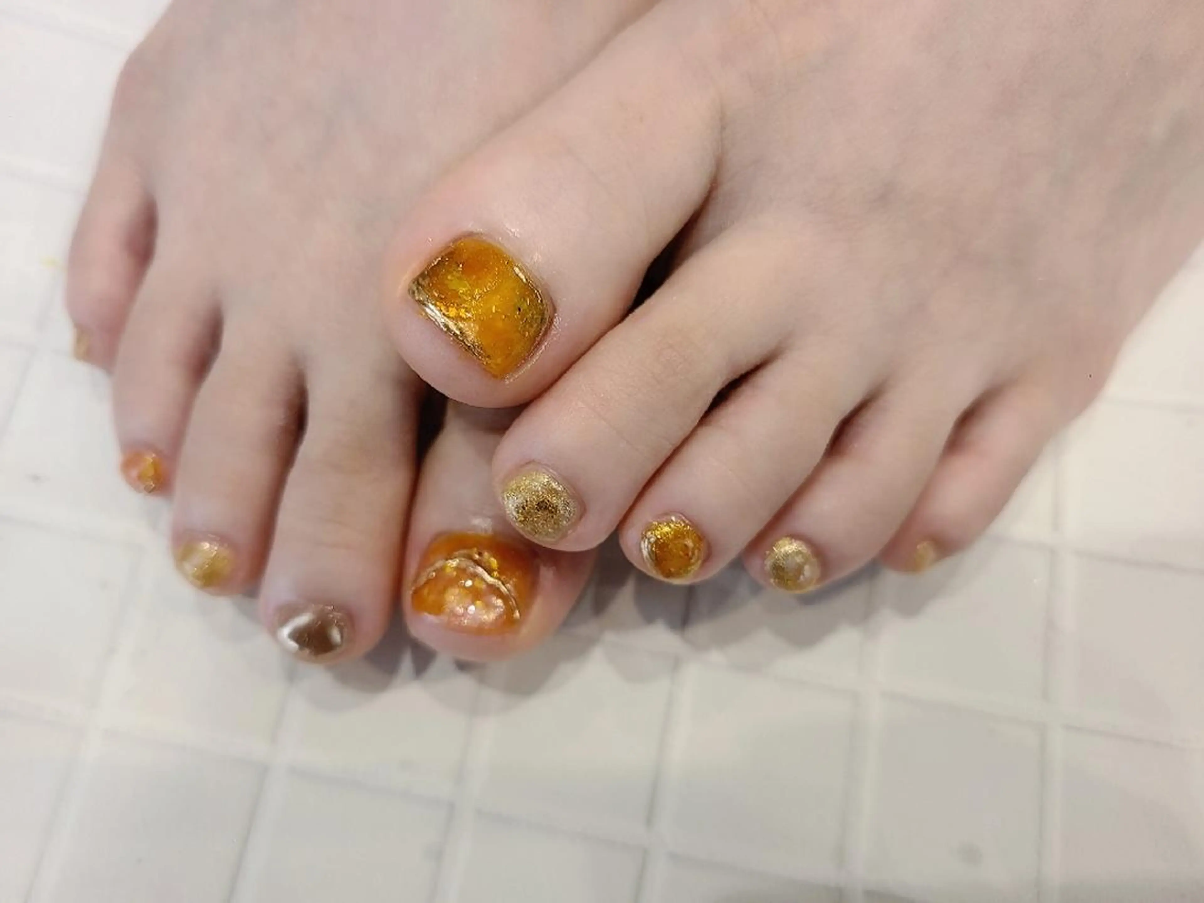 ネイル ゴールド ニュアンスネイル オレンジ フットネイル 関口 友菜のヘアスタイル