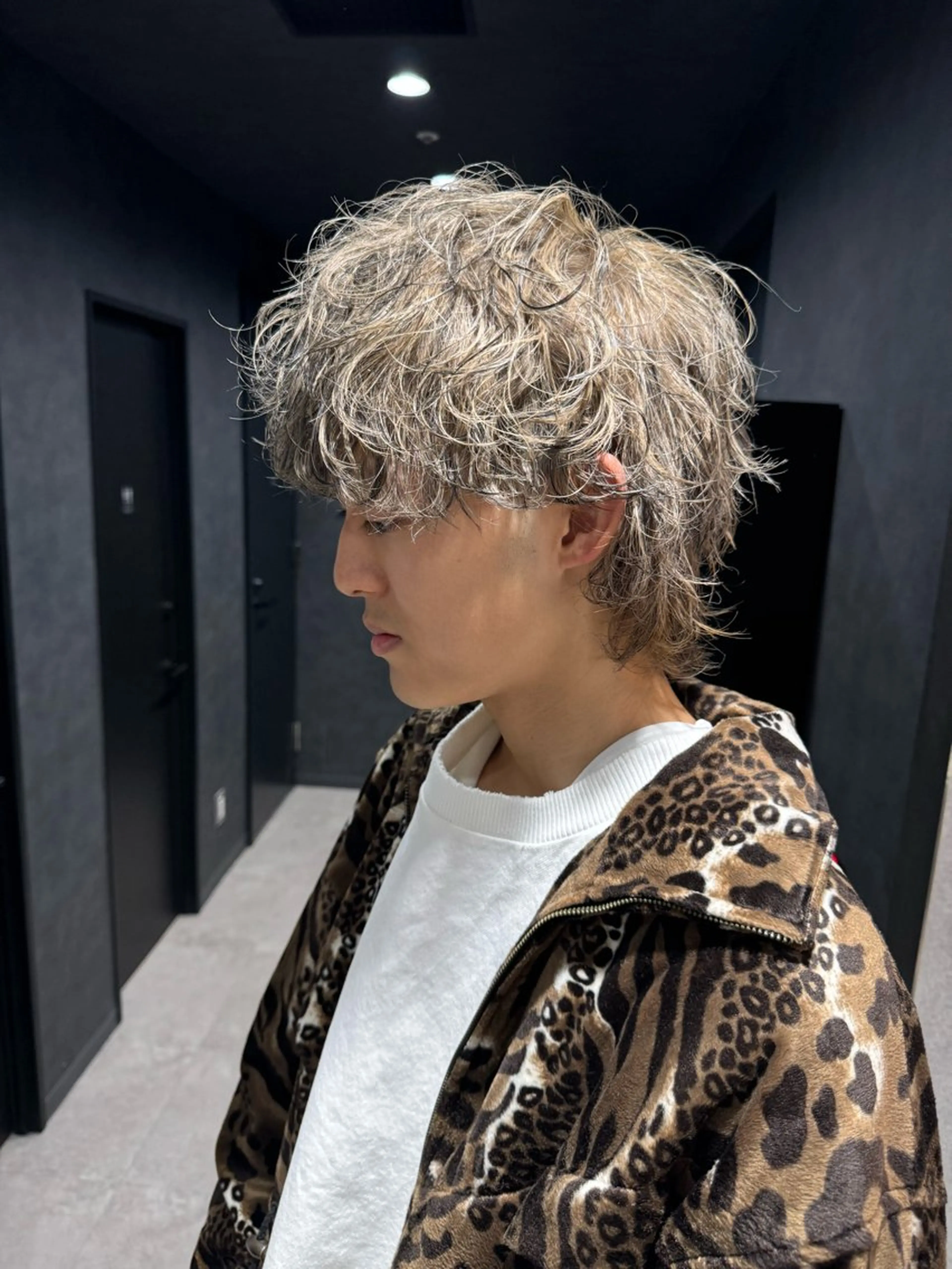 ショート カラー パーマ ヘアアレンジ メンズ メンズブリーチ センターパート メンズハイライト メンズハイトーン マッシュ カット ヘアカラー パーマ トリートメント ヘッドスパ ヘアセット スパイキー/フェザー /波巻き/かいとのヘアスタイル