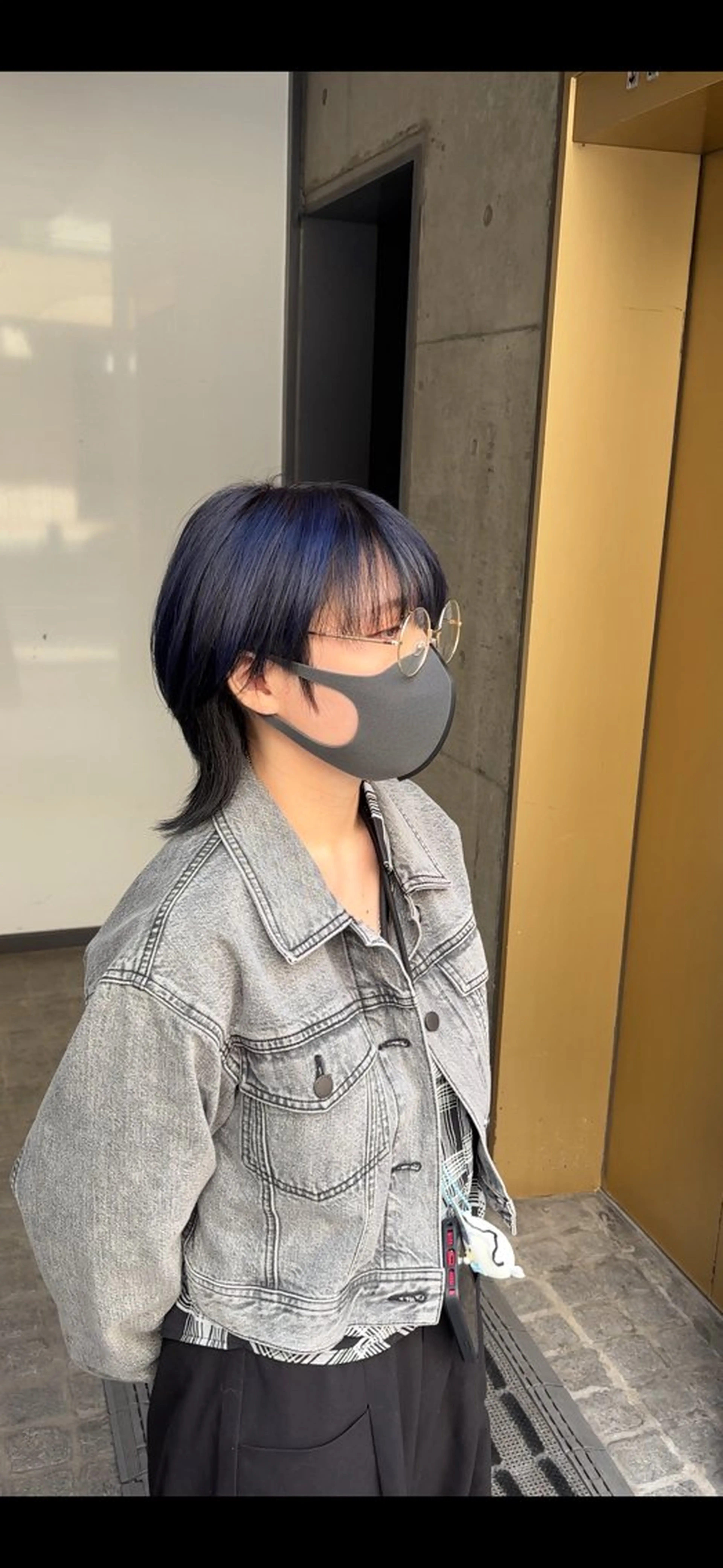 ミディアム カラー 黒髪 ブルーカラー ブルーバイオレット バイオレットカラー ウルフカット aura所属・CONAN｜レイヤー ボブ／ハイトーンのヘアスタイル