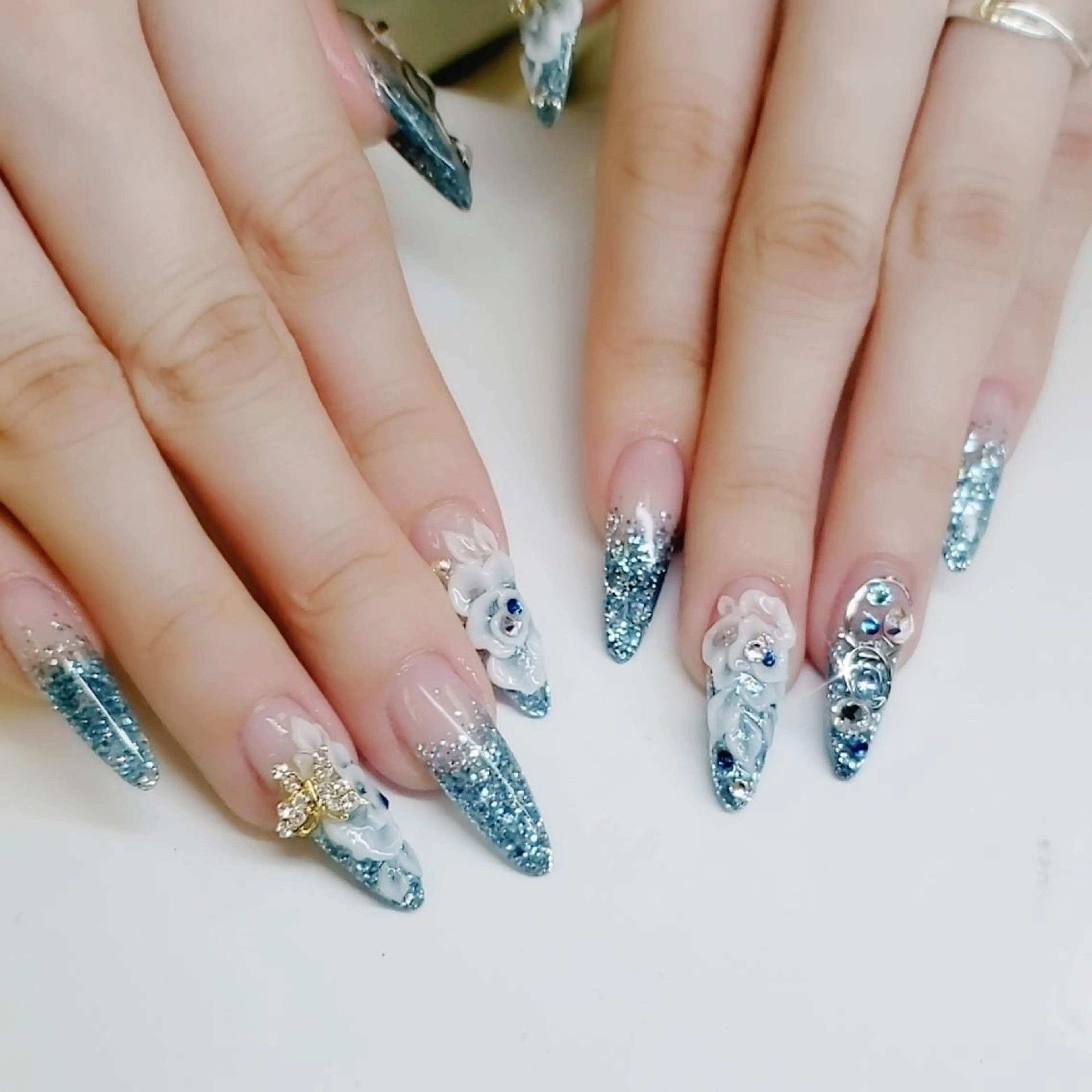 ネイル 成人式 ストーンネイル ハンドネイル クロキ 。のネイルデザイン