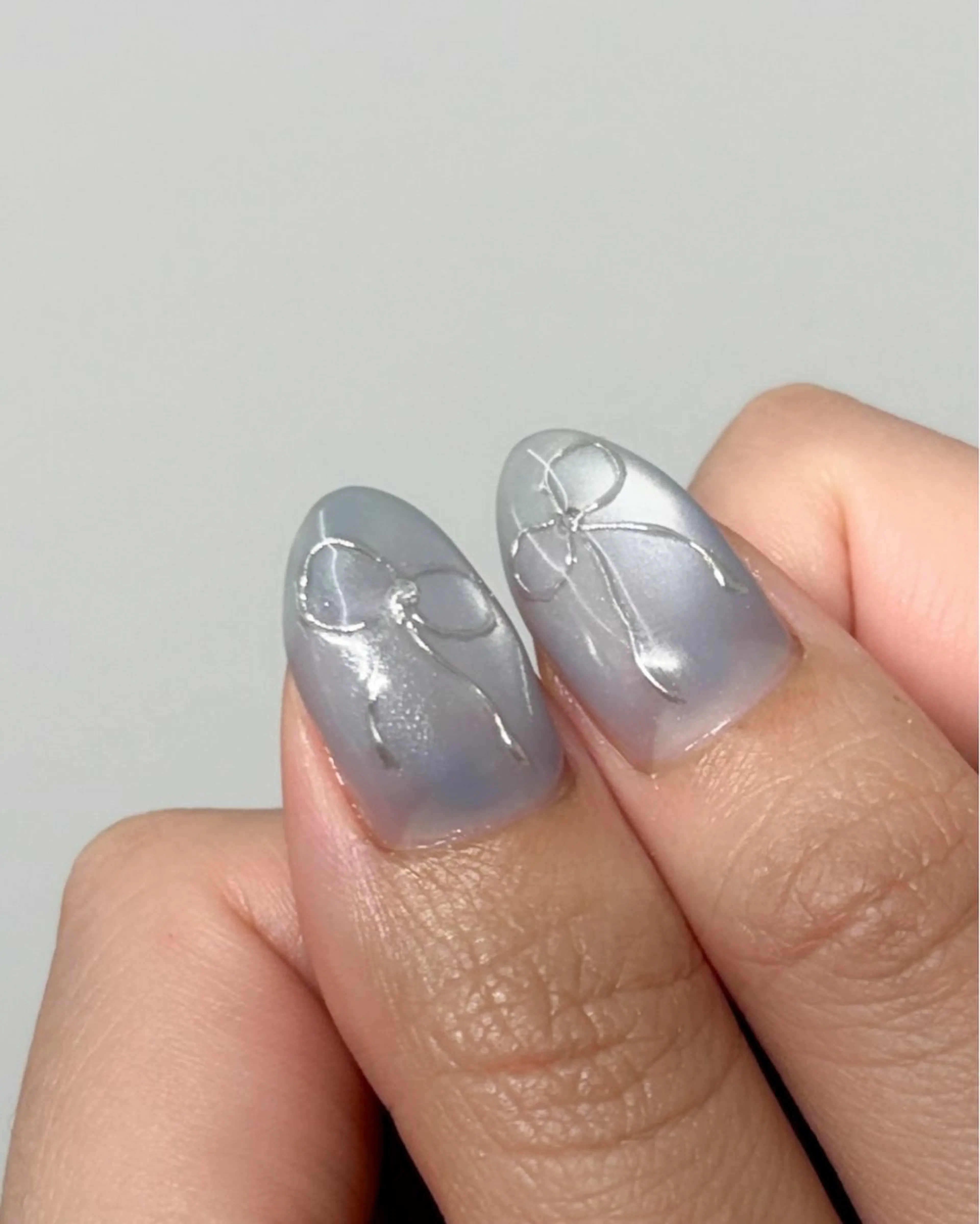 ネイル 氷ネイル・うるうるネイル 水色 ミラーネイル オフィスネイル リボン ハンドネイル GO TODAY シェアサロン 表参道Colore店所属・nailmum jijiのネイルデザイン