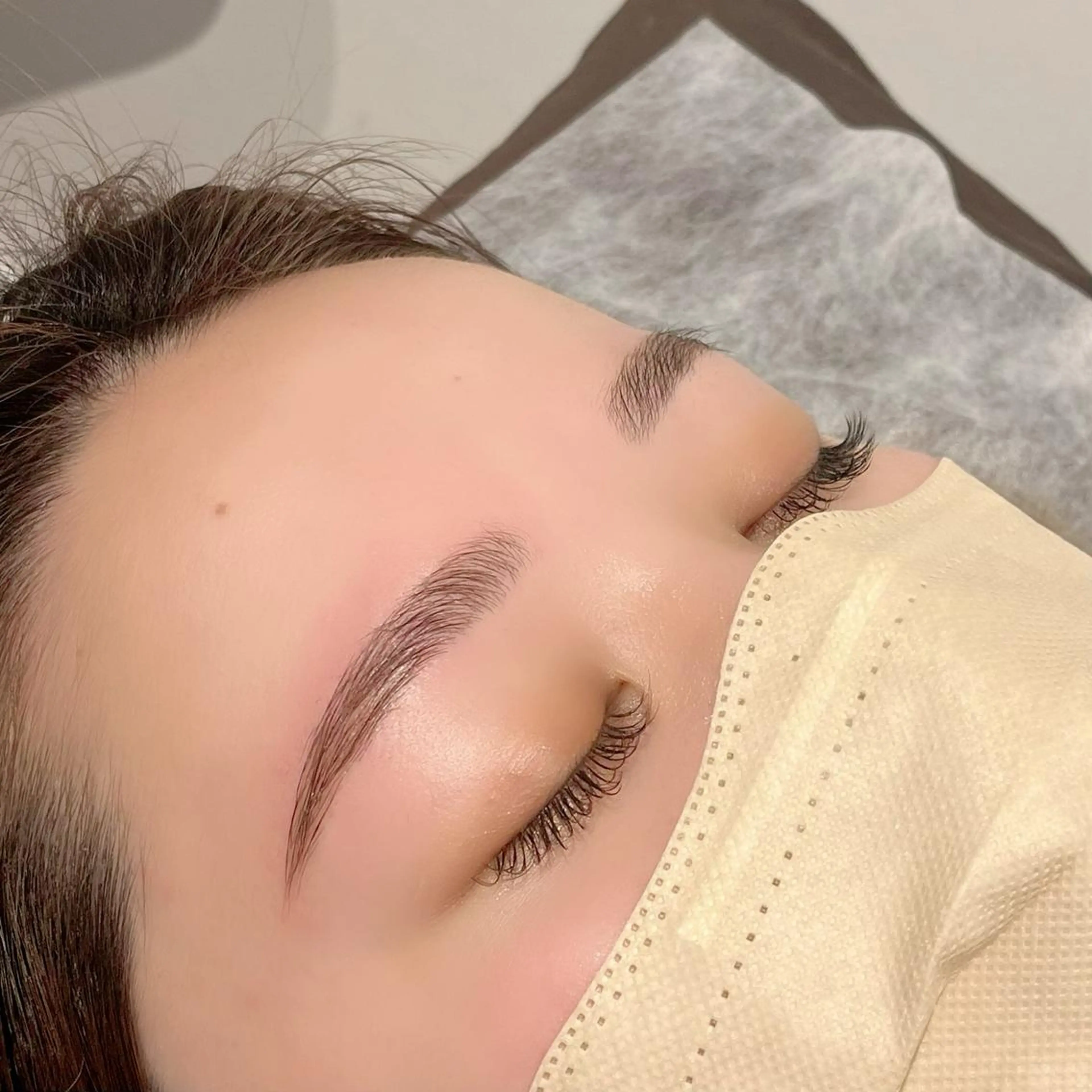 アイブロウ ハリウッドブロウリフト 【束感まつげ🩷】 上原 あみのマツエク・マツパデザイン