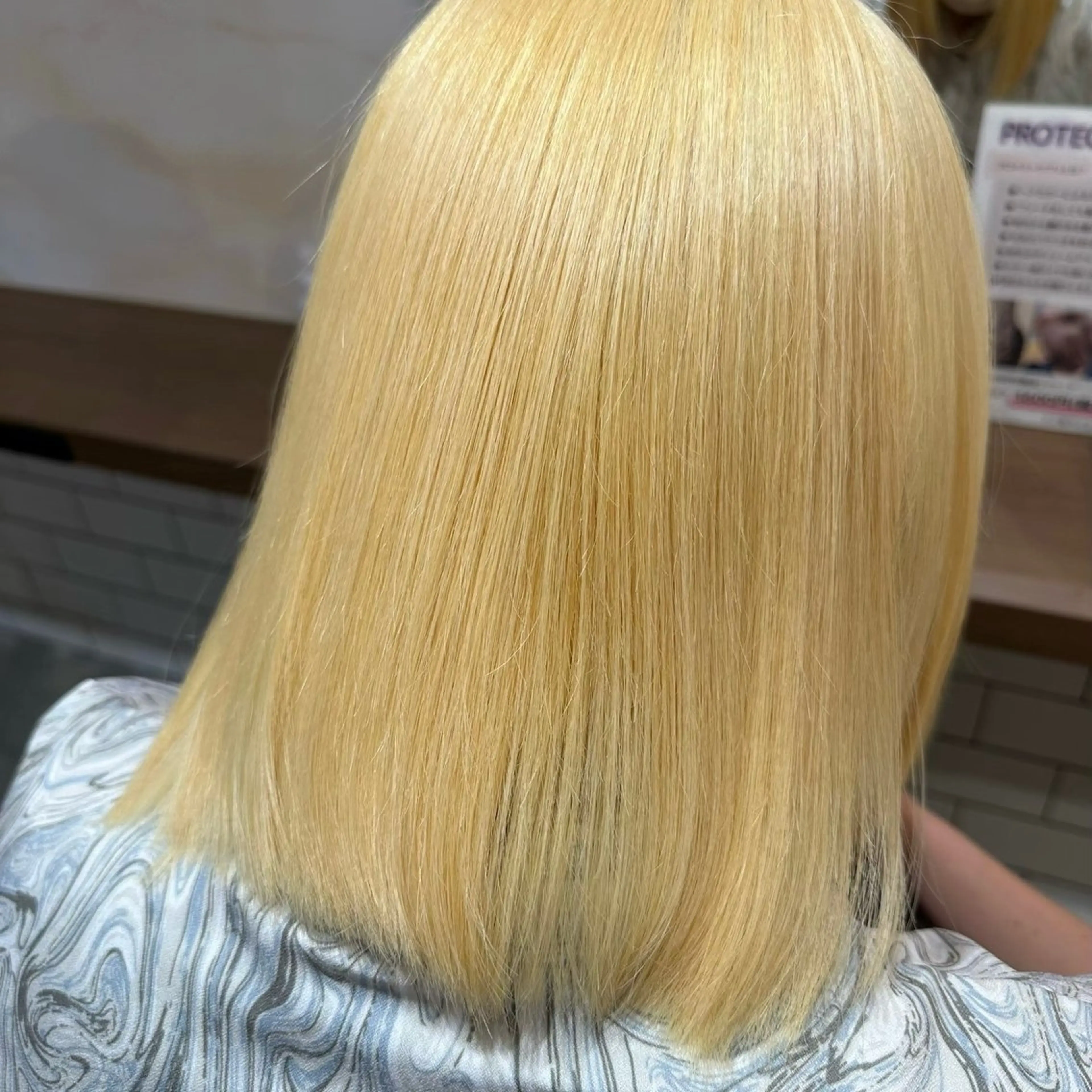 ミディアム カラー ブリーチ 抜きっぱなしブロンド ヘアカラー 野崎 桃実のヘアスタイル