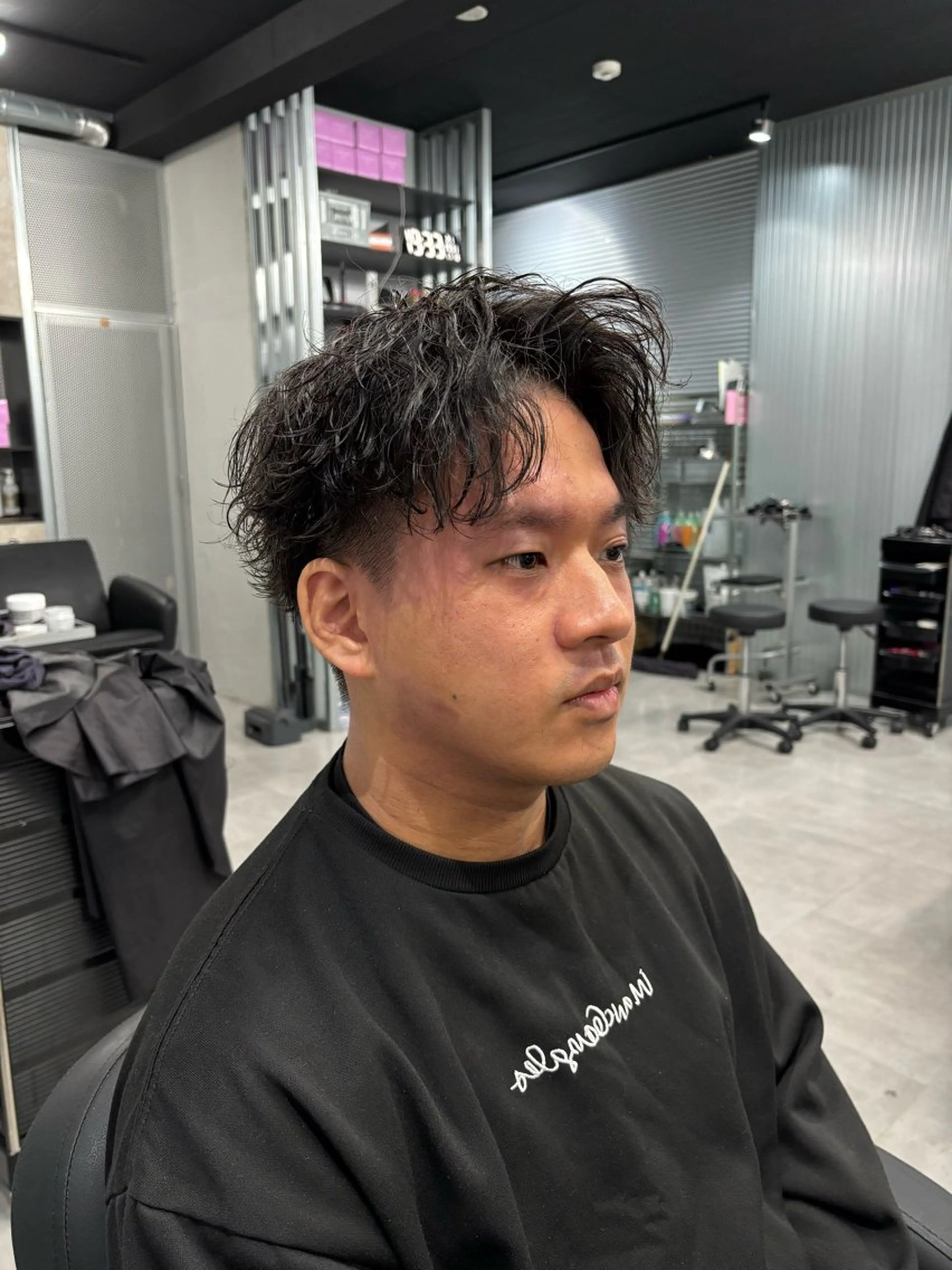 ショート パーマ メンズ マッシュ メンズパーマ 刈り上げ 波巻きパーマ 波巻き/ツイスパ/ 短髪/鈴木俊也のヘアスタイル