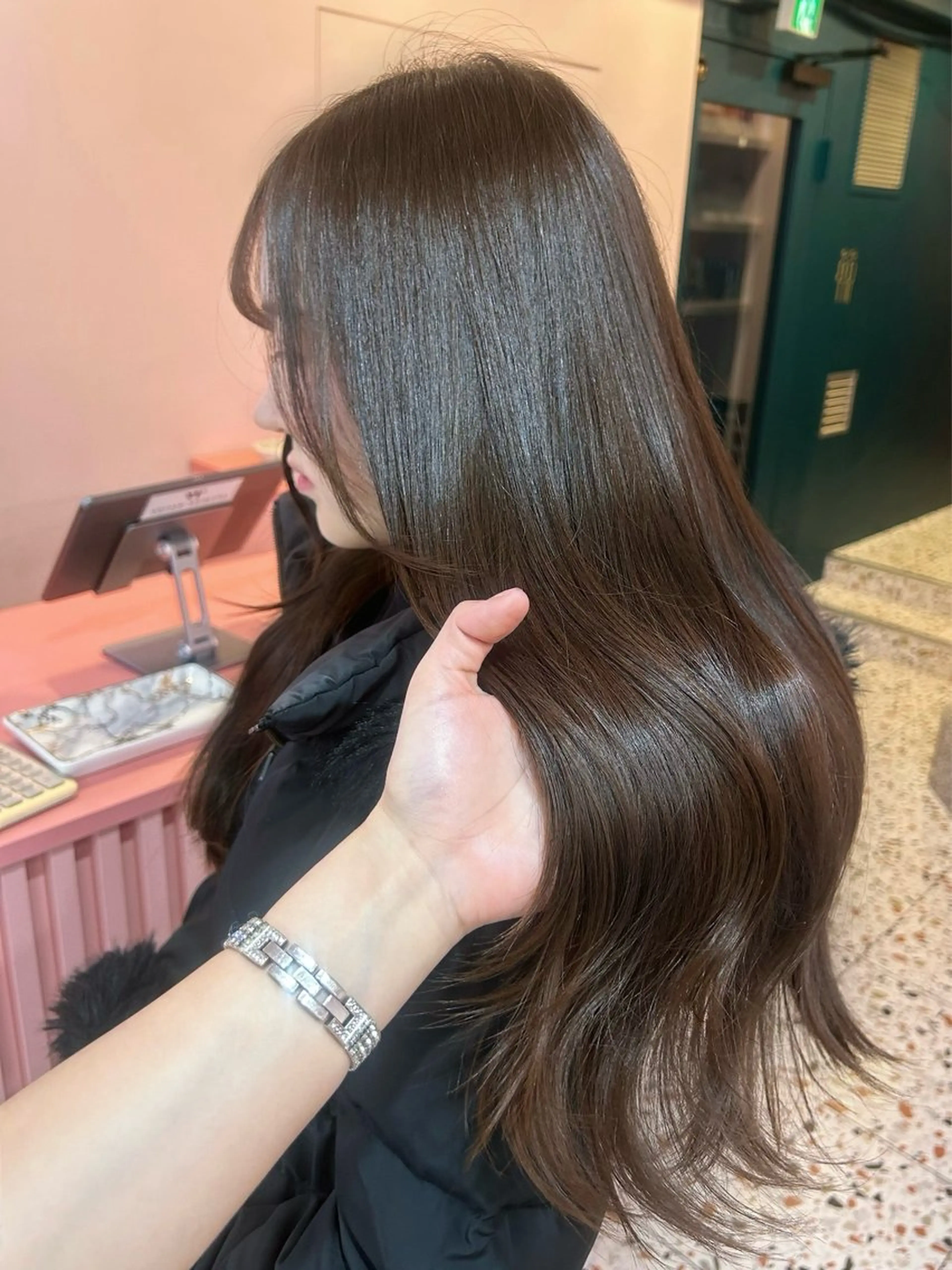 ロング チョコレートブラウン 韓国風ヘア ワンホンヘア カット ヘアカラー トリートメント 𝑺𝑨𝑨𝒀𝑨 色気ワンホンHairのヘアスタイル