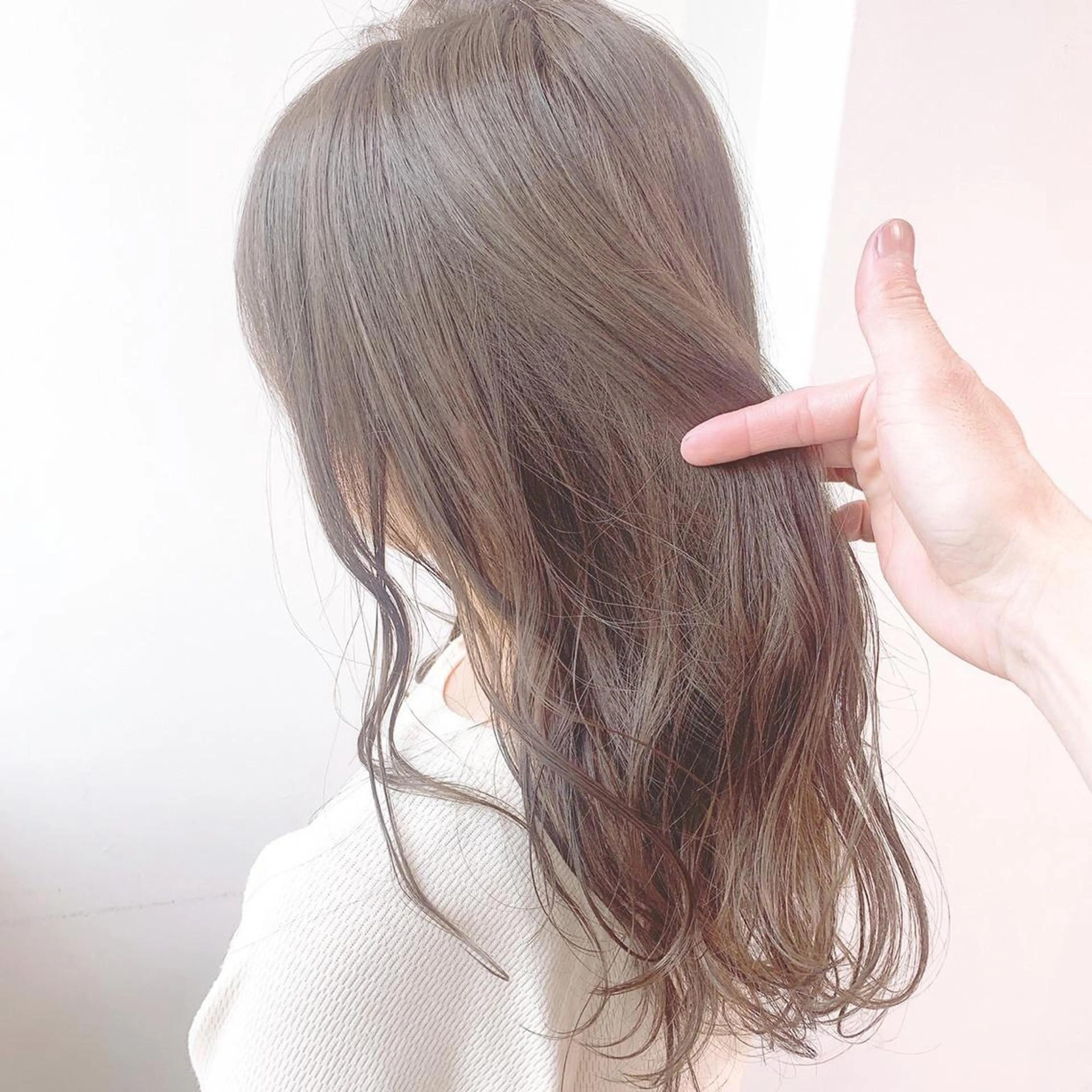 セミロング カラー ヘアアレンジ ベージュカラー ブリーチ グレージュ ハイライトカラー ミルクティーベージュ 外苑前NO.1艶髪 透明感カラーのヘアスタイル