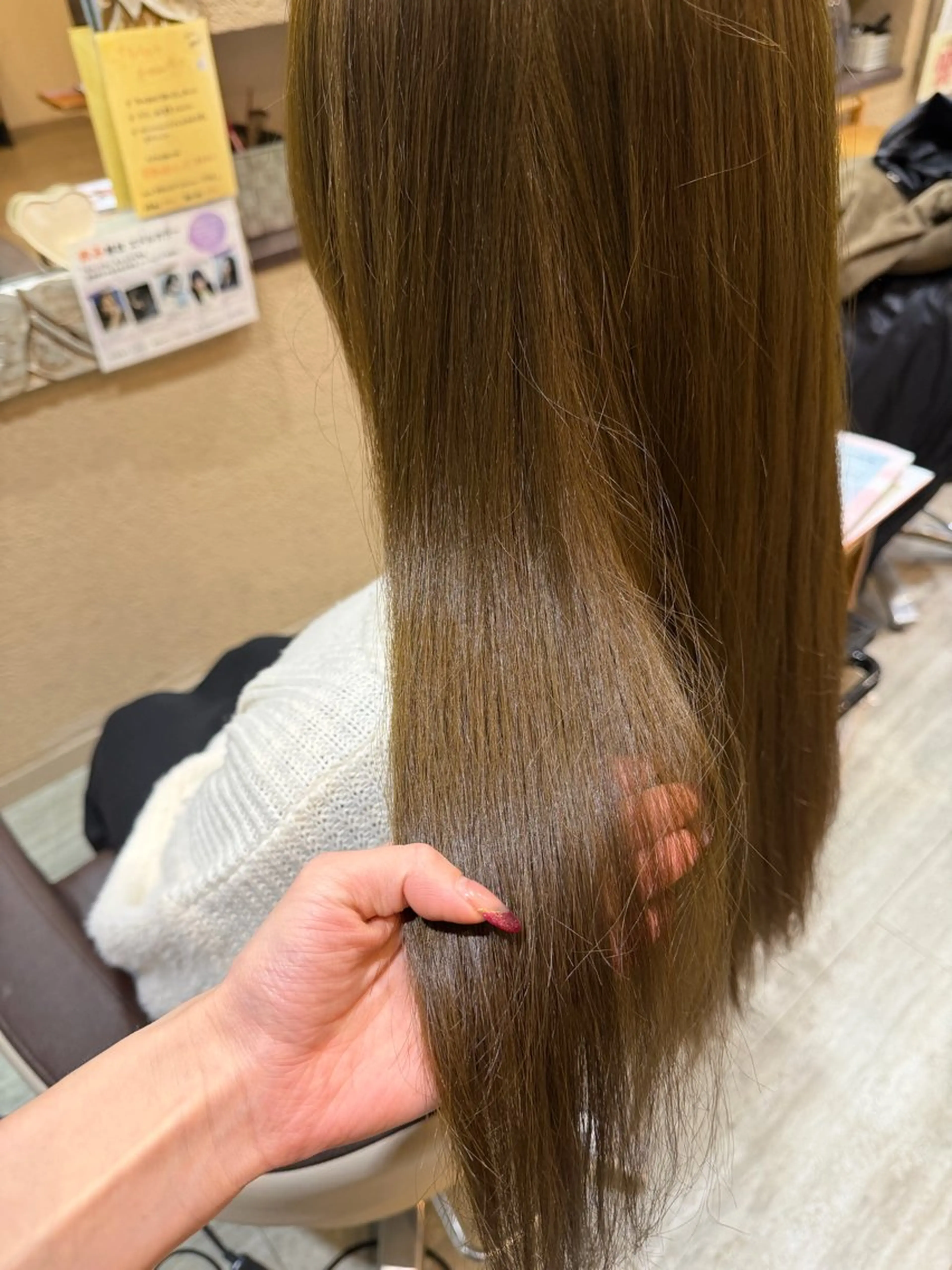 ロング カラー ベージュカラー ブリーチ 透明感カラー オリーブベージュ オレンジ カット ヘアカラー 勘場 万菜華のヘアスタイル
