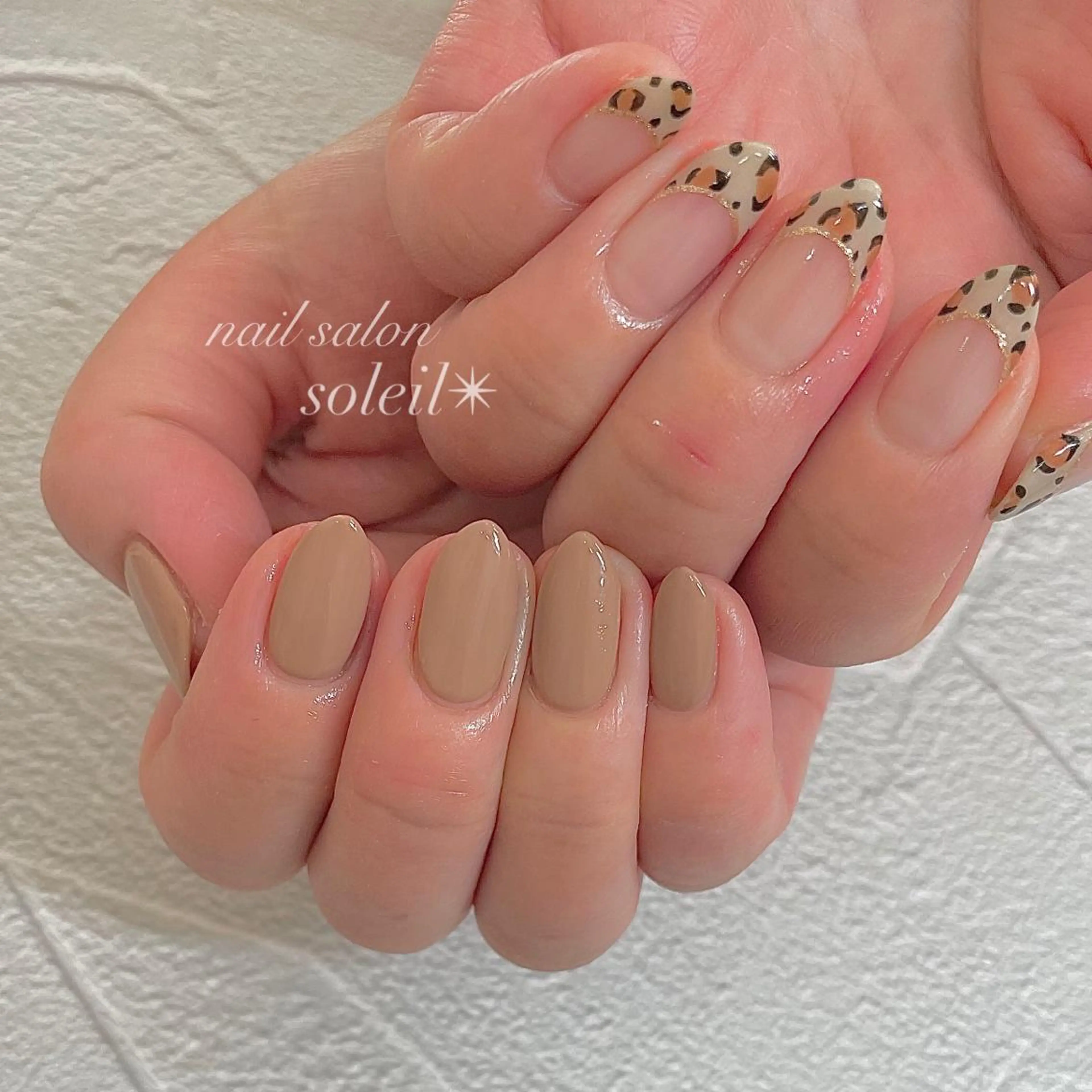 ネイル アニマル柄 ブラウン フラッシュネイル フレンチネイル ジェルネイル 粟津 美紀のネイルデザイン