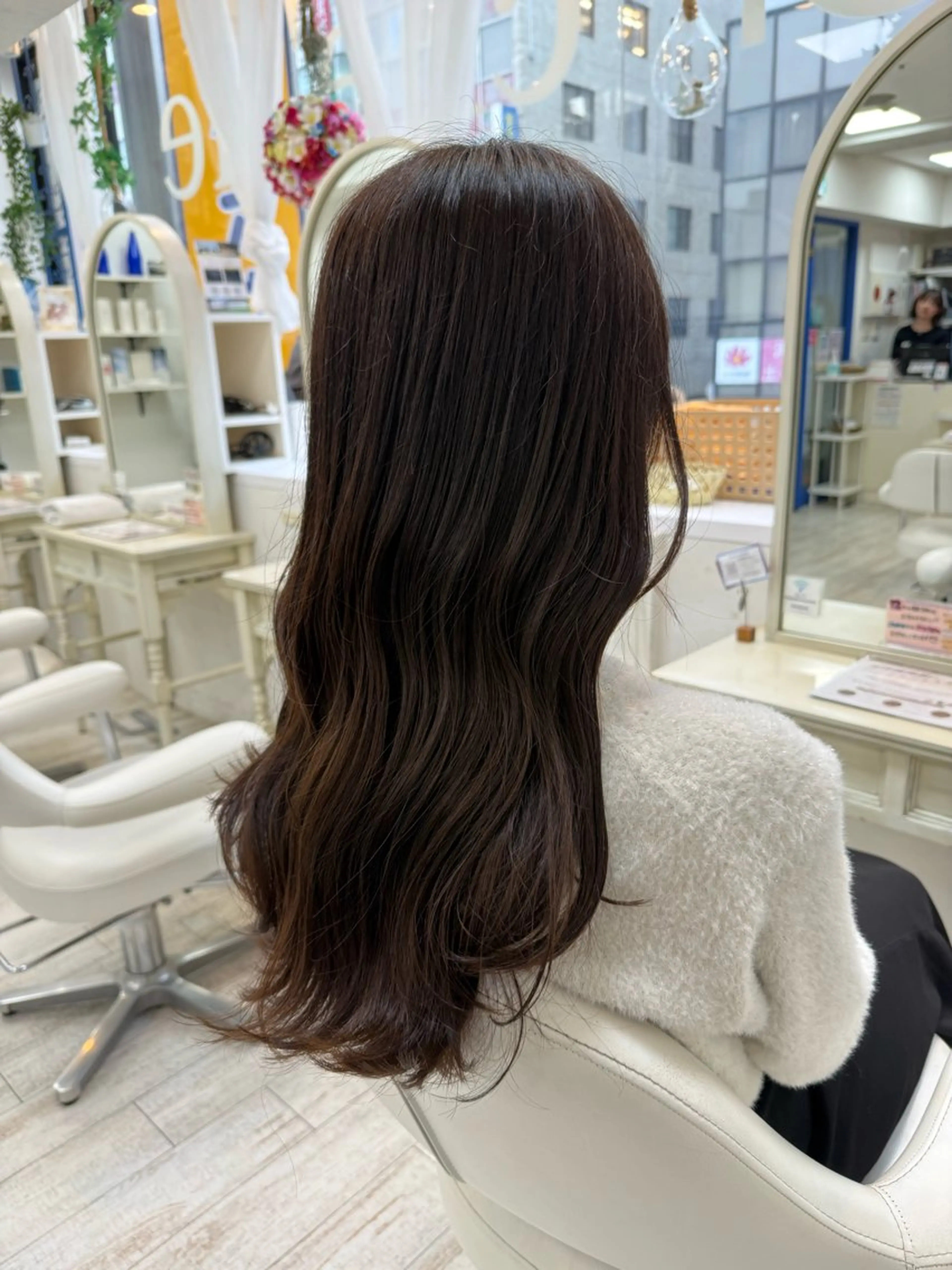 ロング チョコレートブラウン カット ヘアカラー 新籾 尚哉のヘアスタイル