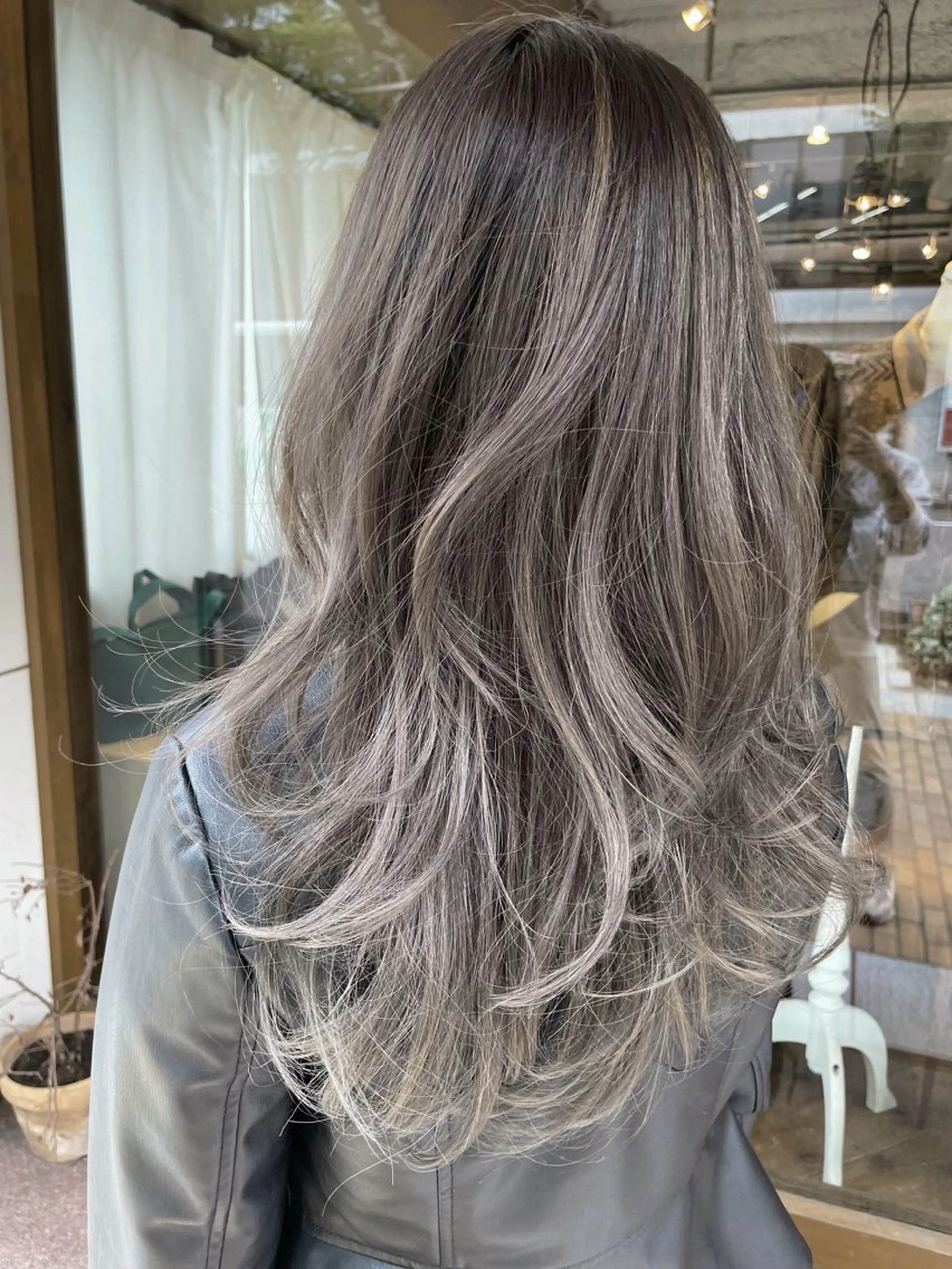 セミロング カラー ブリーチ シルバー レイヤーカット ヘアカラー トリートメント VERONIQUE所属・山本 雅由のヘアスタイル