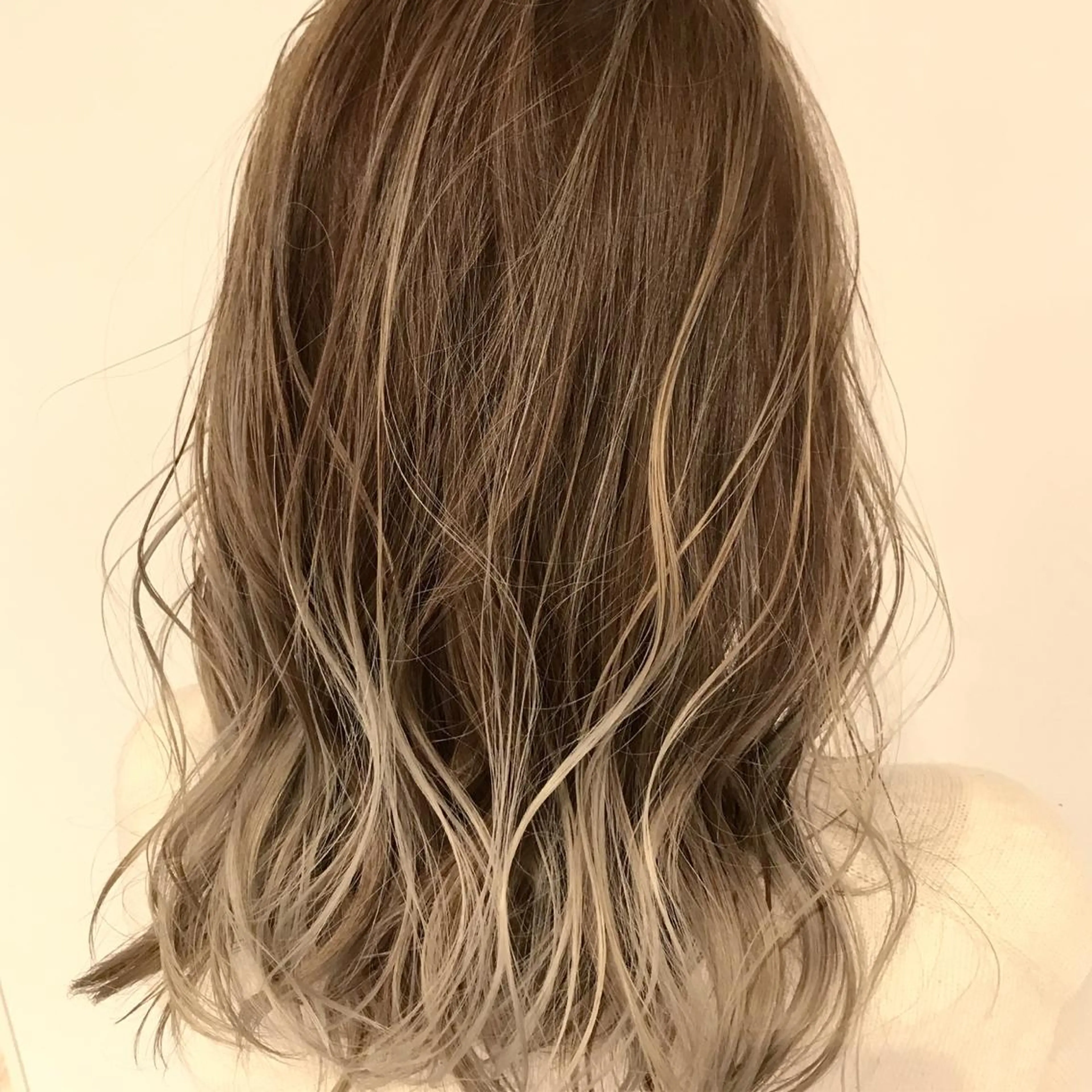 ミディアム カラー アッシュ アッシュグレー アッシュグレージュ バレイヤージュ ベージュカラー AMI Hair  supply所属・髪質改善カラー 韓国風レイヤーのヘアスタイル