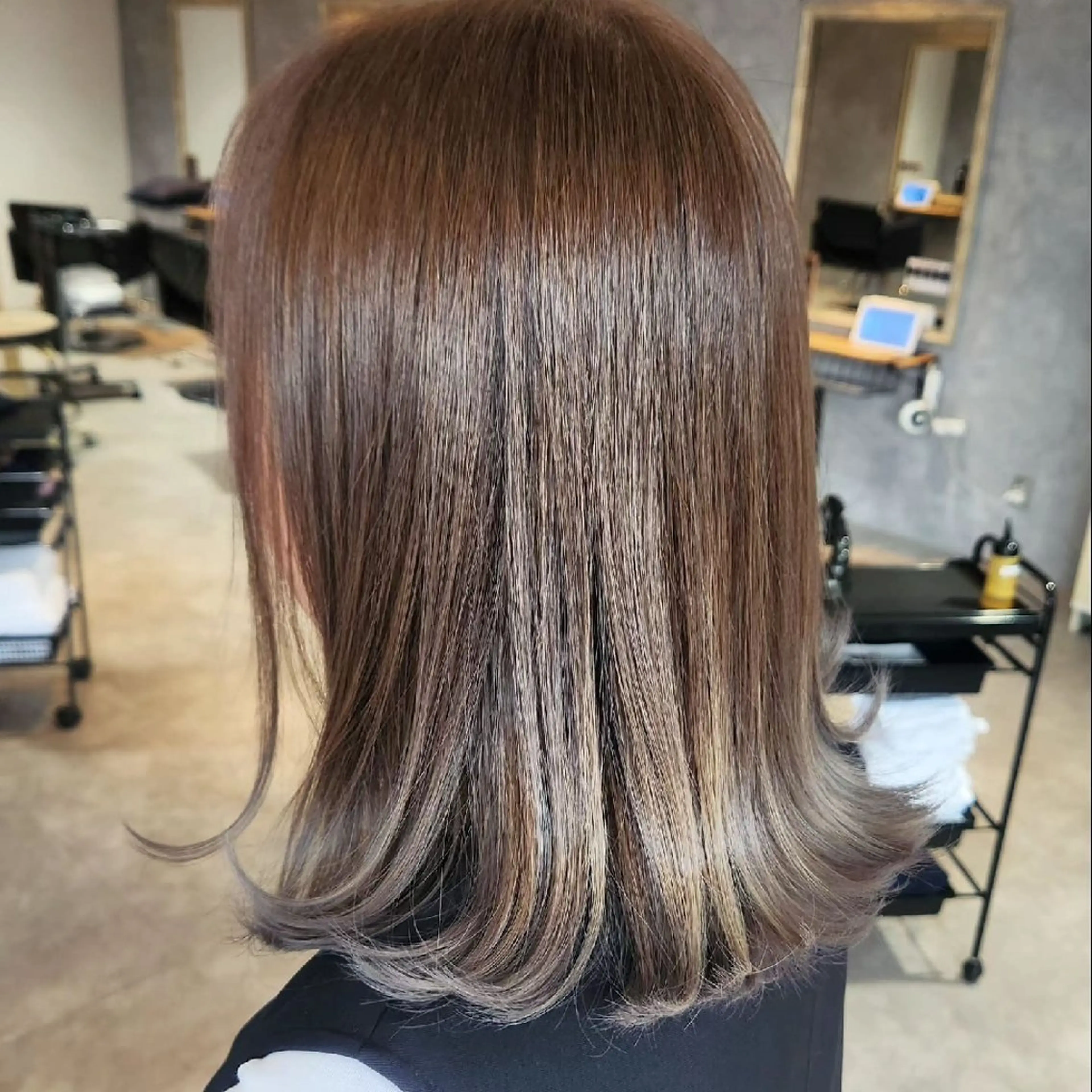 セミロング ボブ 外ハネヘア 鈴木 じゅんやのヘアスタイル