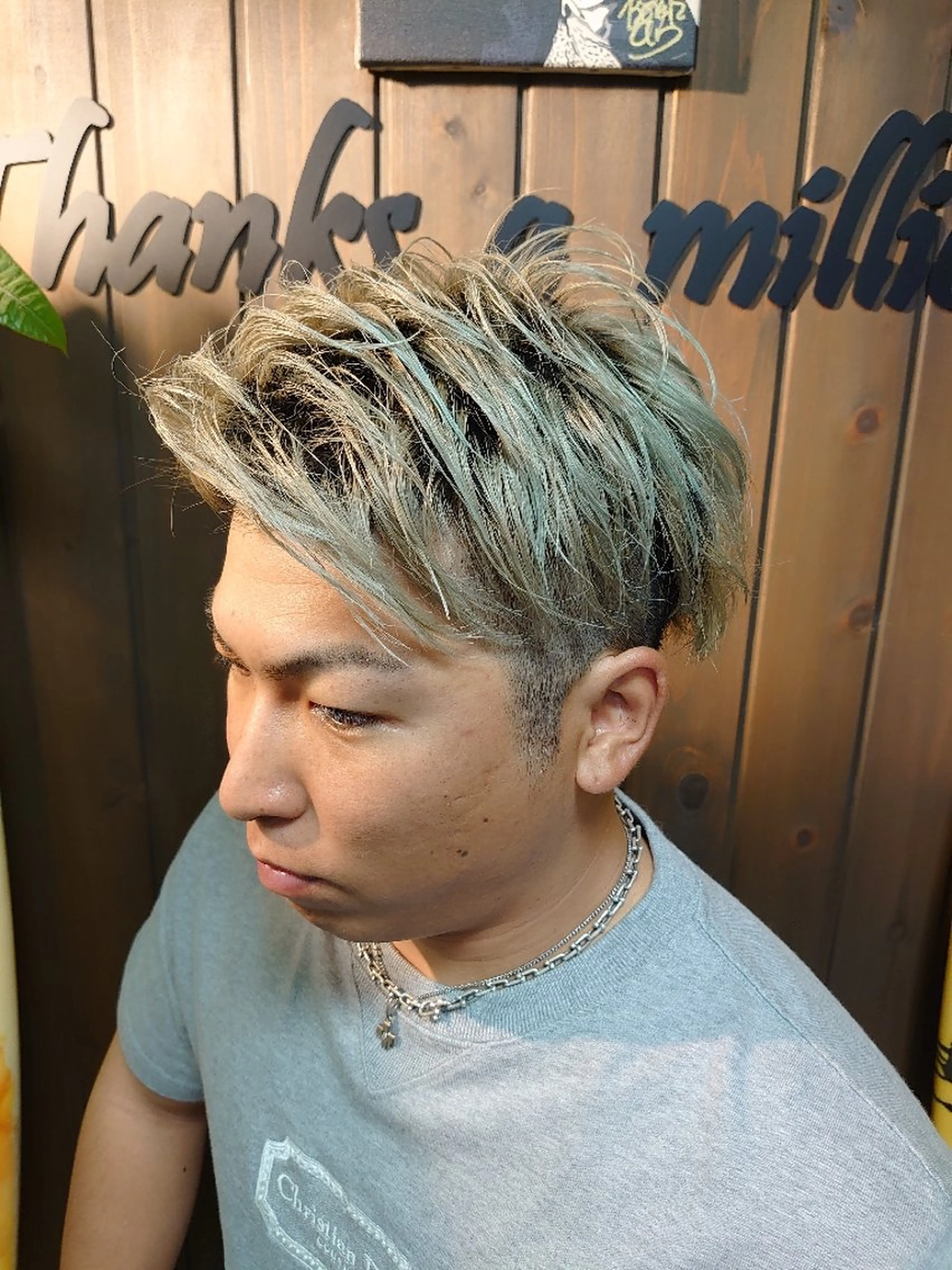 カラー メンズ メンズハイトーン ハイトーンカラー サンフラット所属・岡林 選のヘアスタイル