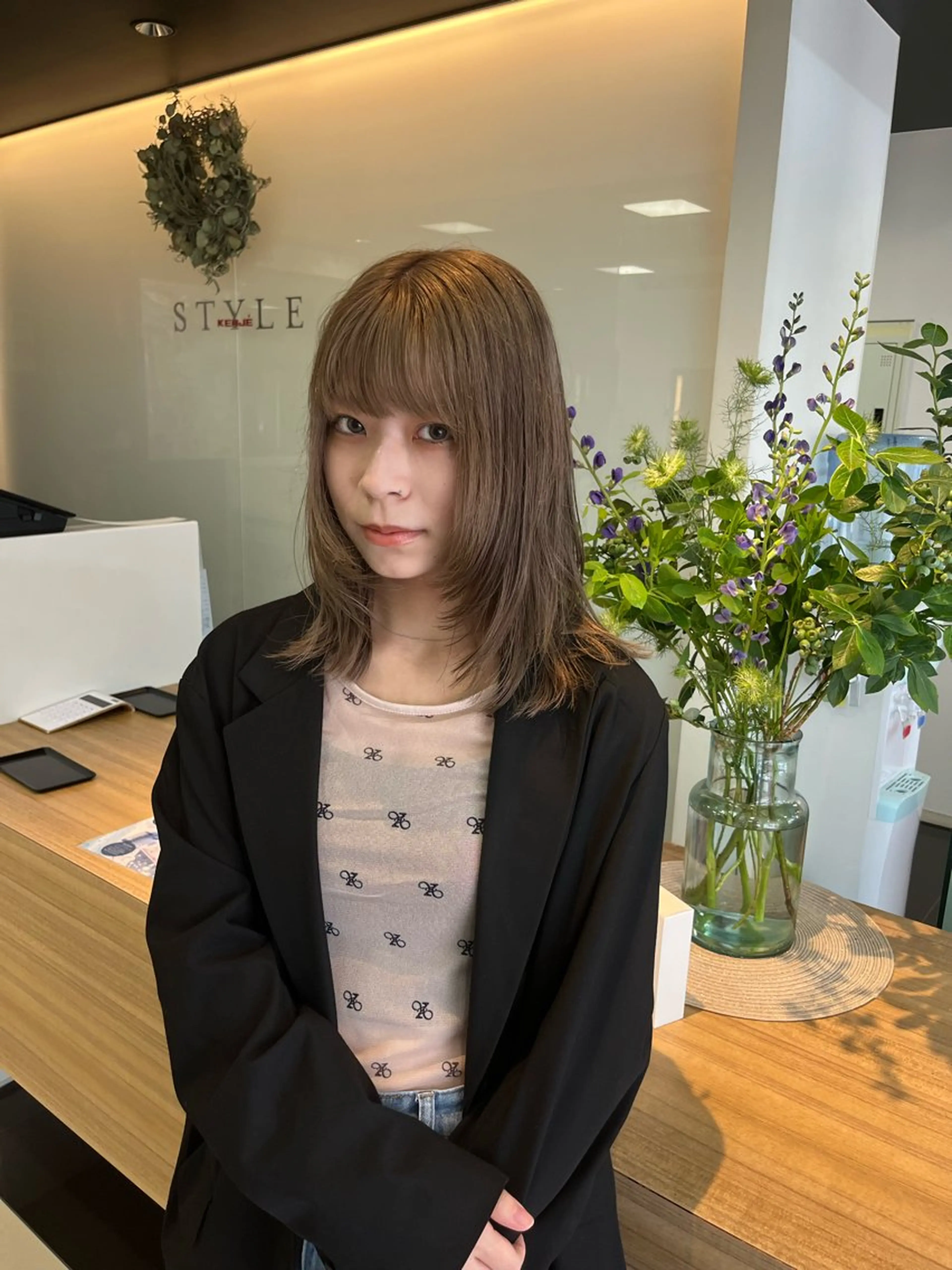 ミディアム カラー ベージュカラー 顔まわりレイヤー レイヤーカット レイヤーカット/ カラー/ko-noのヘアスタイル