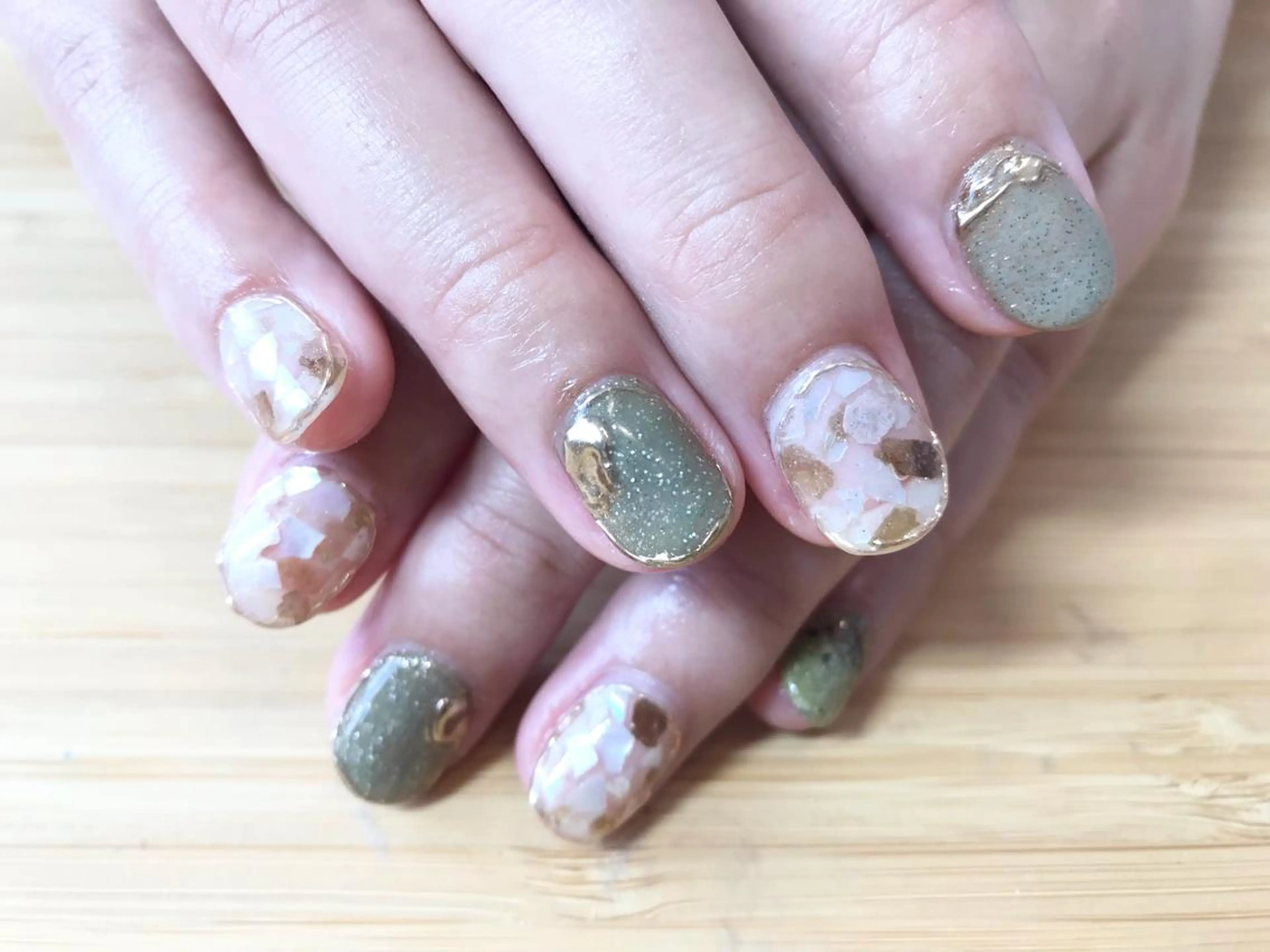ネイル グリーン キラキラネイル ニュアンスネイル ハンドネイル Nailist Missaのネイルデザイン