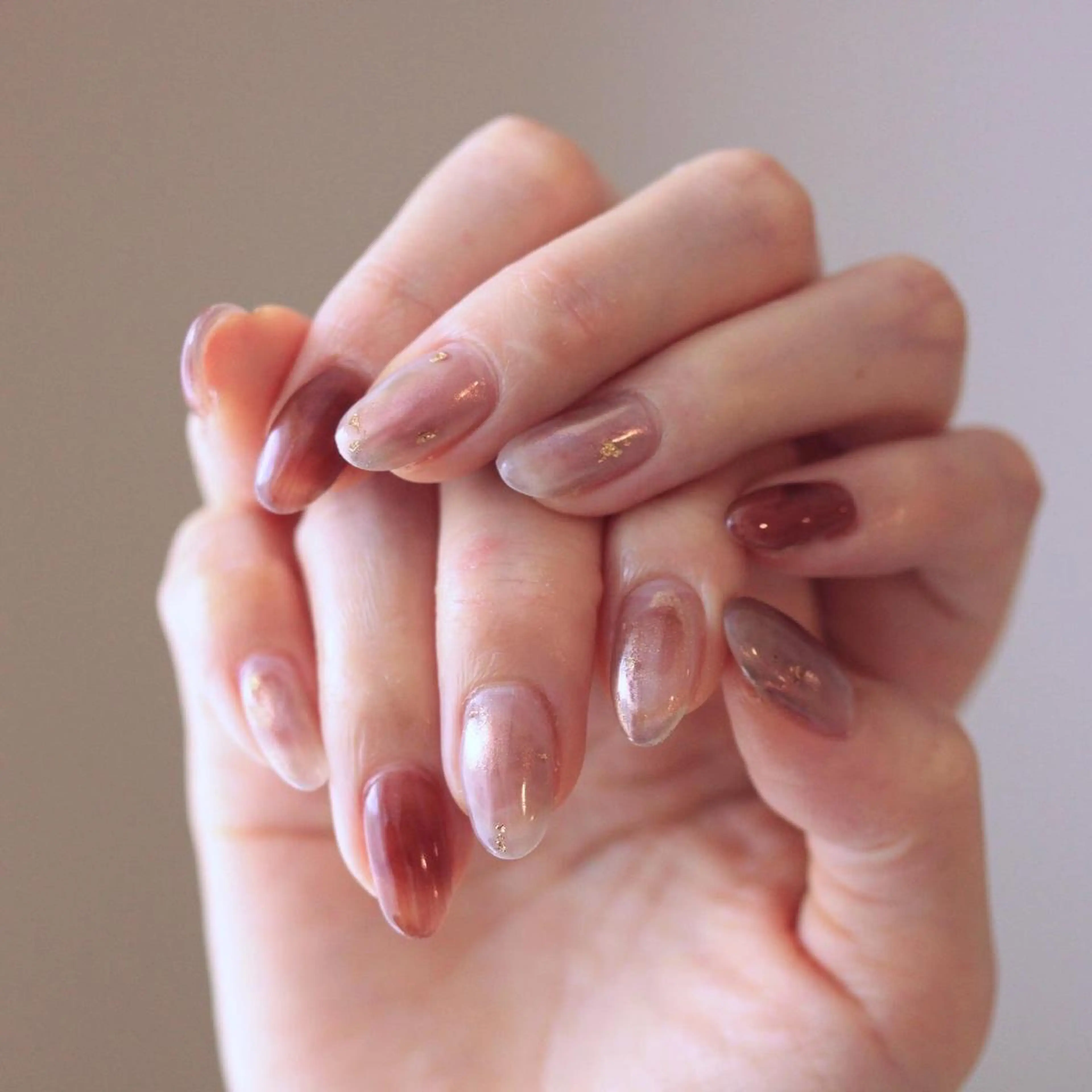 ネイル ブラウン 氷ネイル・うるうるネイル ニュアンスネイル オフィスネイル 赤色 ハンドネイル Elio所属・Elio 国泰寺のネイルデザイン