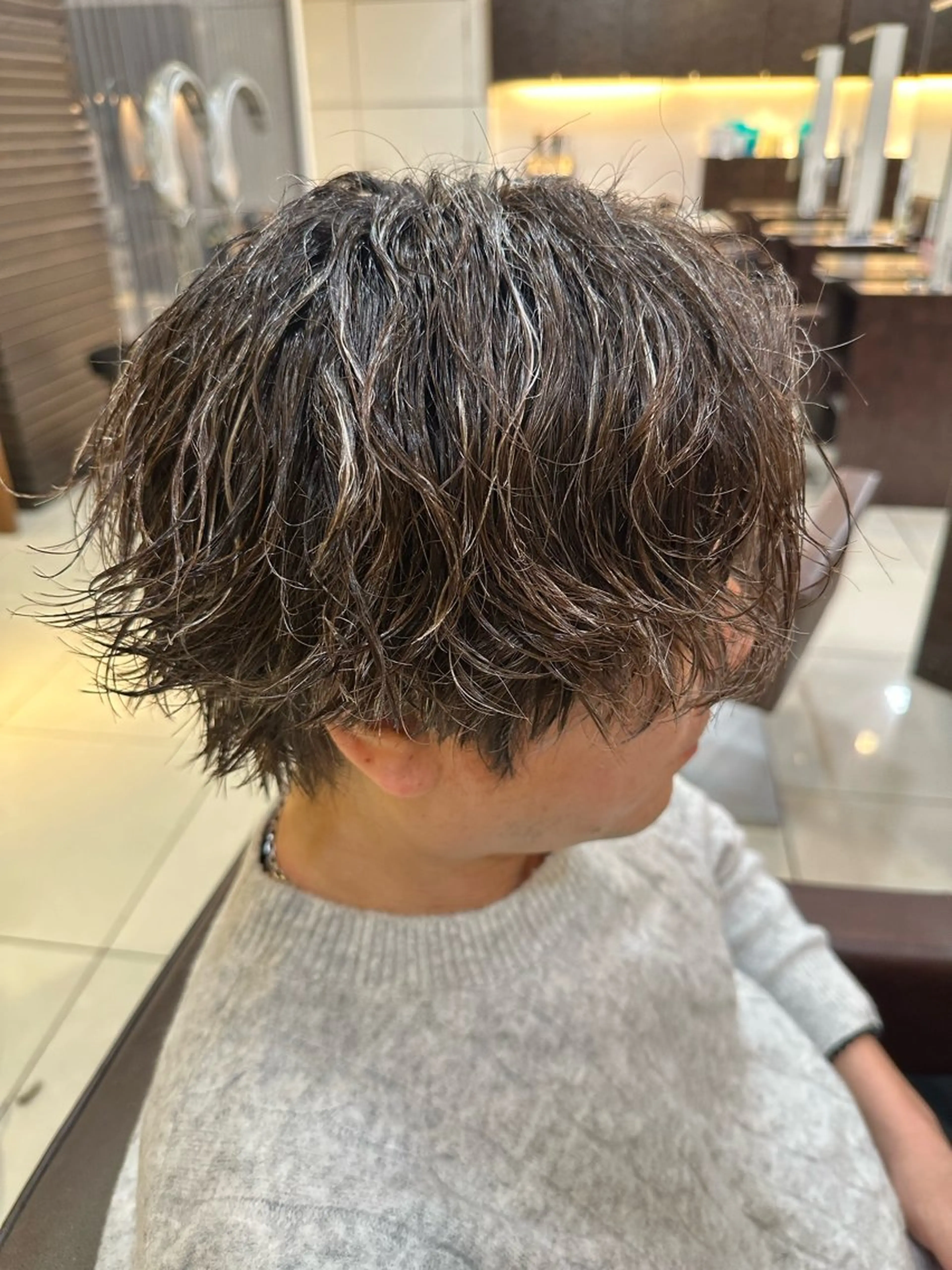 ミディアム カラー パーマ ミディアムパーマ ハイライトカラー ハイライト 海外風パーマ 健人のヘアスタイル