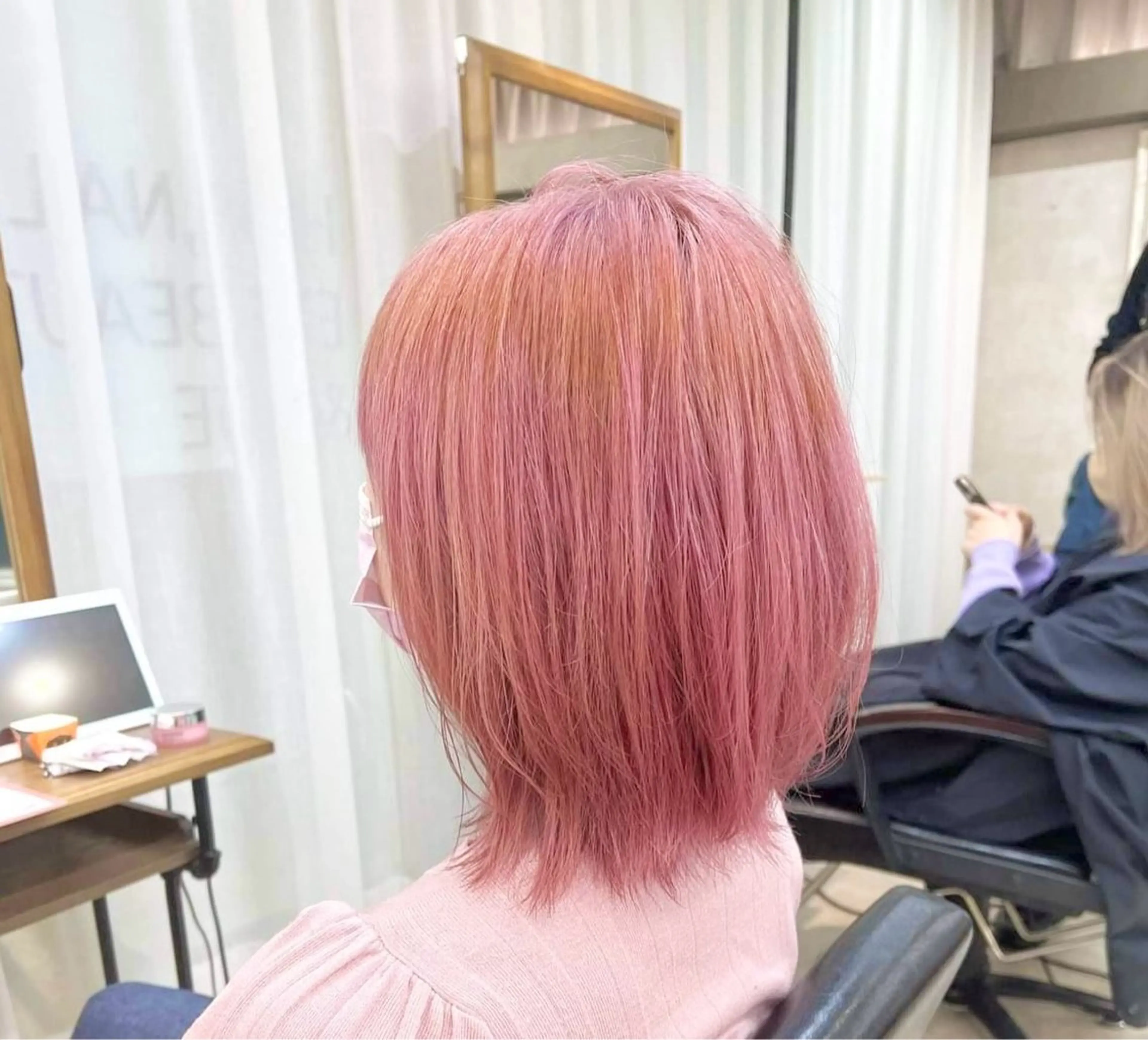 ミディアム カラー パーマ ベージュカラー ブリーチ 透明感カラー ピンクカラー ピンクベージュ ヘアカラー 森山 陽菜のヘアスタイル