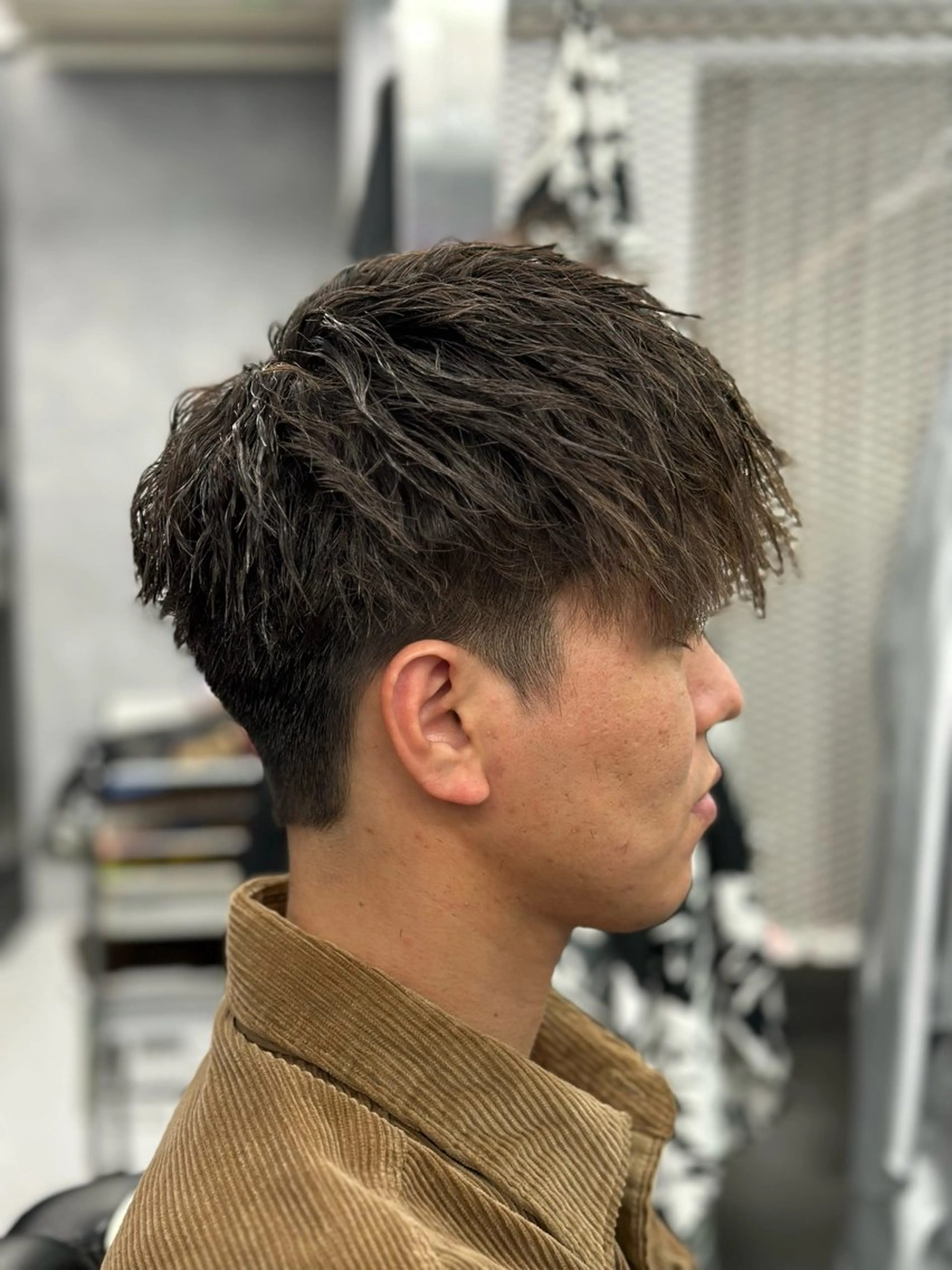 ミディアム パーマ メンズ ミディアムパーマ メンズバレイヤージュ メンズブリーチ ビジネス センターパート カット パーマ トップスタイリスト/ 久徳大輝のヘアスタイル