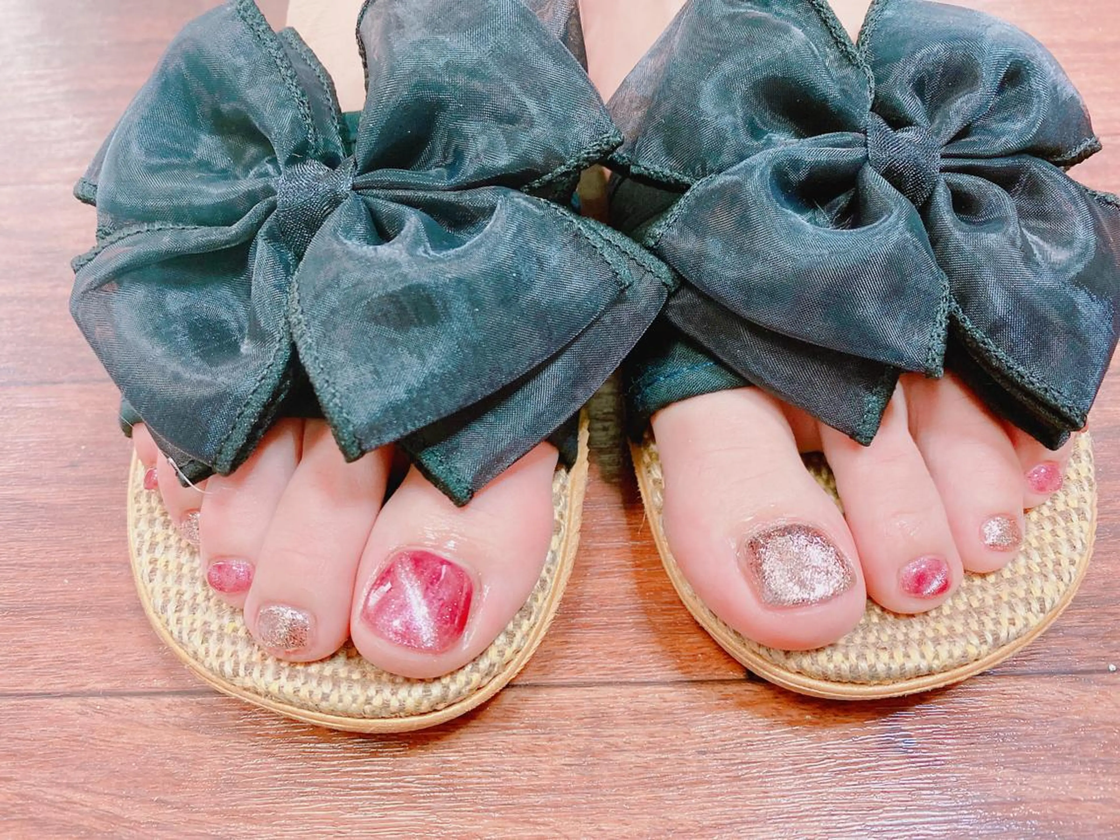 ネイル フットネイル ラメ(グリッター) マグネットネイル ワンカラーネイル ピンク Jasmine nailsalon所属・ジャスミン ネイルサロンのネイルデザイン