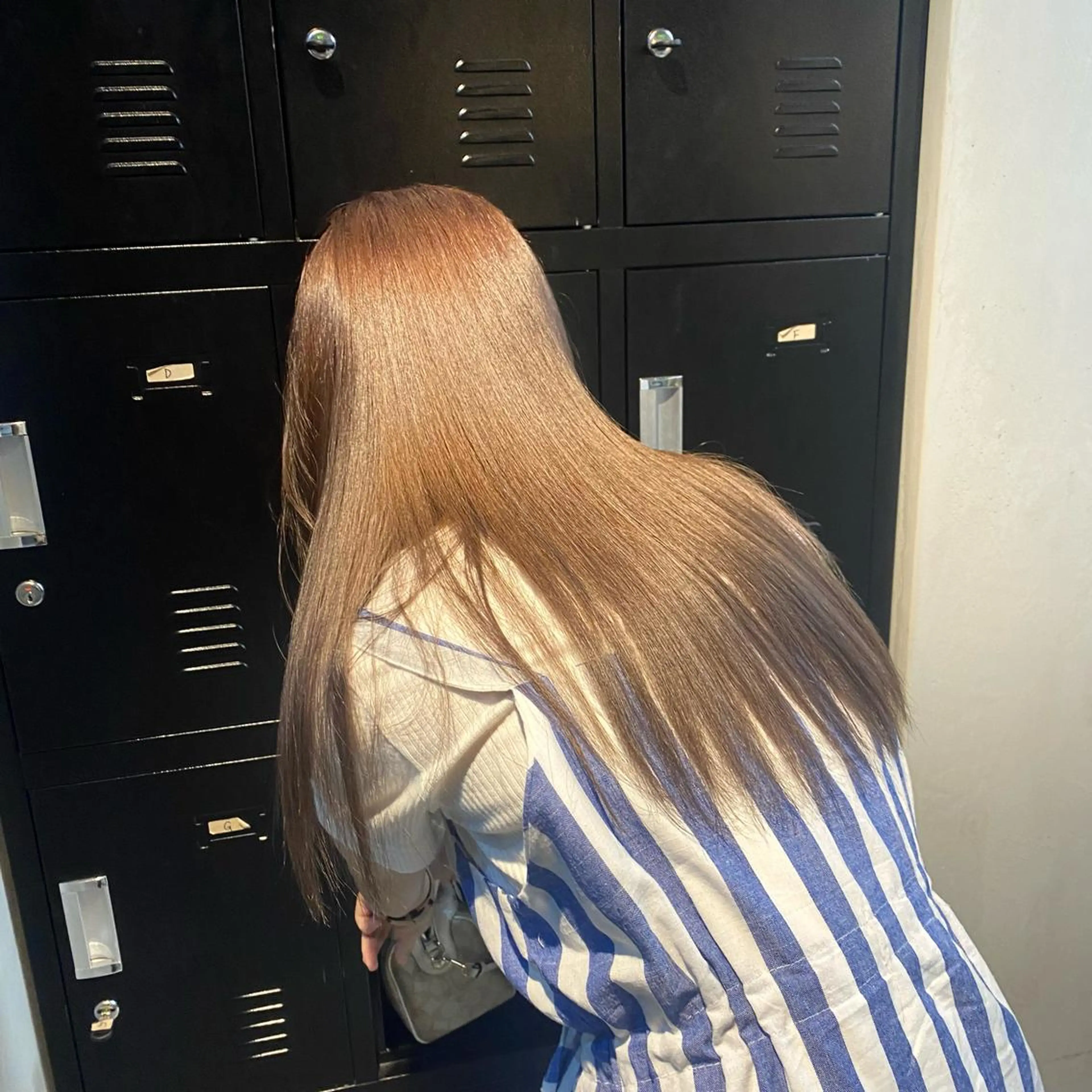 セミロング カラー パーマ ヘアアレンジ メンズ キッズ ネイル マツエク・マツパ アイブロウ メンズブリーチ メンズ韓国風 ベージュカラー 黒髪 ブリーチ ヘアカラー トリートメント 韓国ヘア🫧 KAZUTOのヘアスタイル