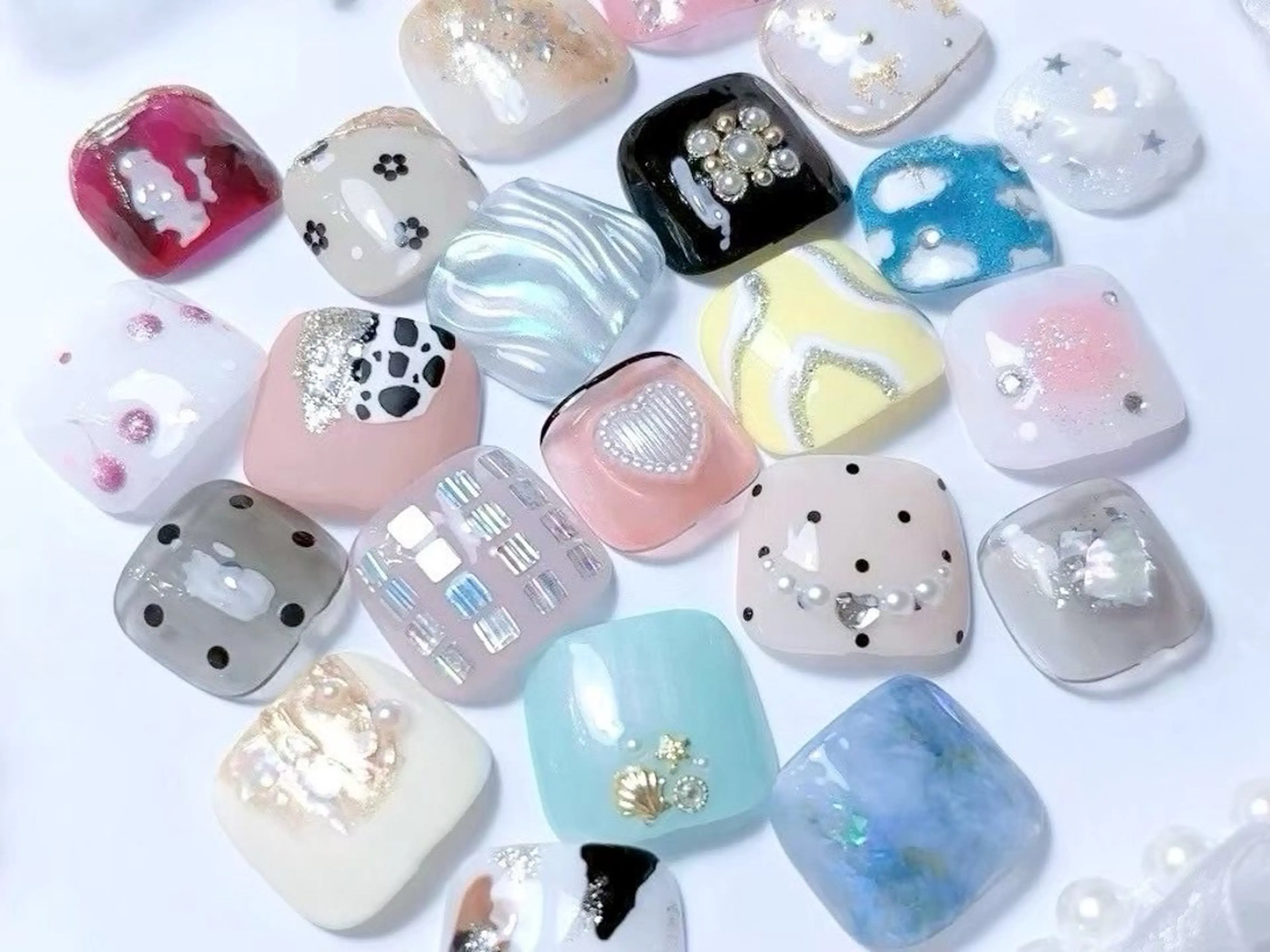 ネイル ガーリー ニュアンスネイル フットネイル 𝑬𝑹𝑰𝑲𝑨 𓂃🎀𓈒𓏸のネイルデザイン