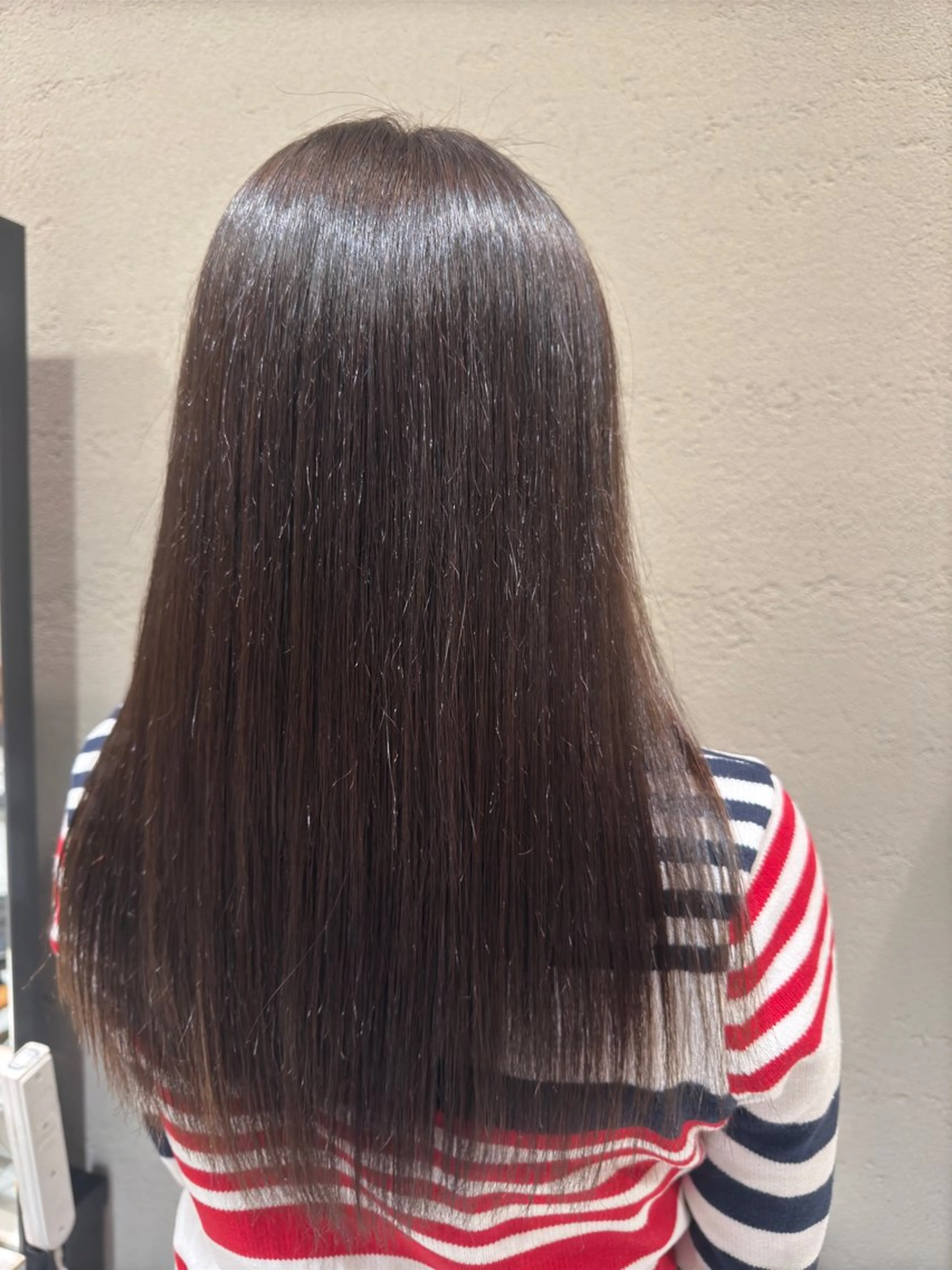 セミロング 頭から整える美容師 松田のヘアスタイル