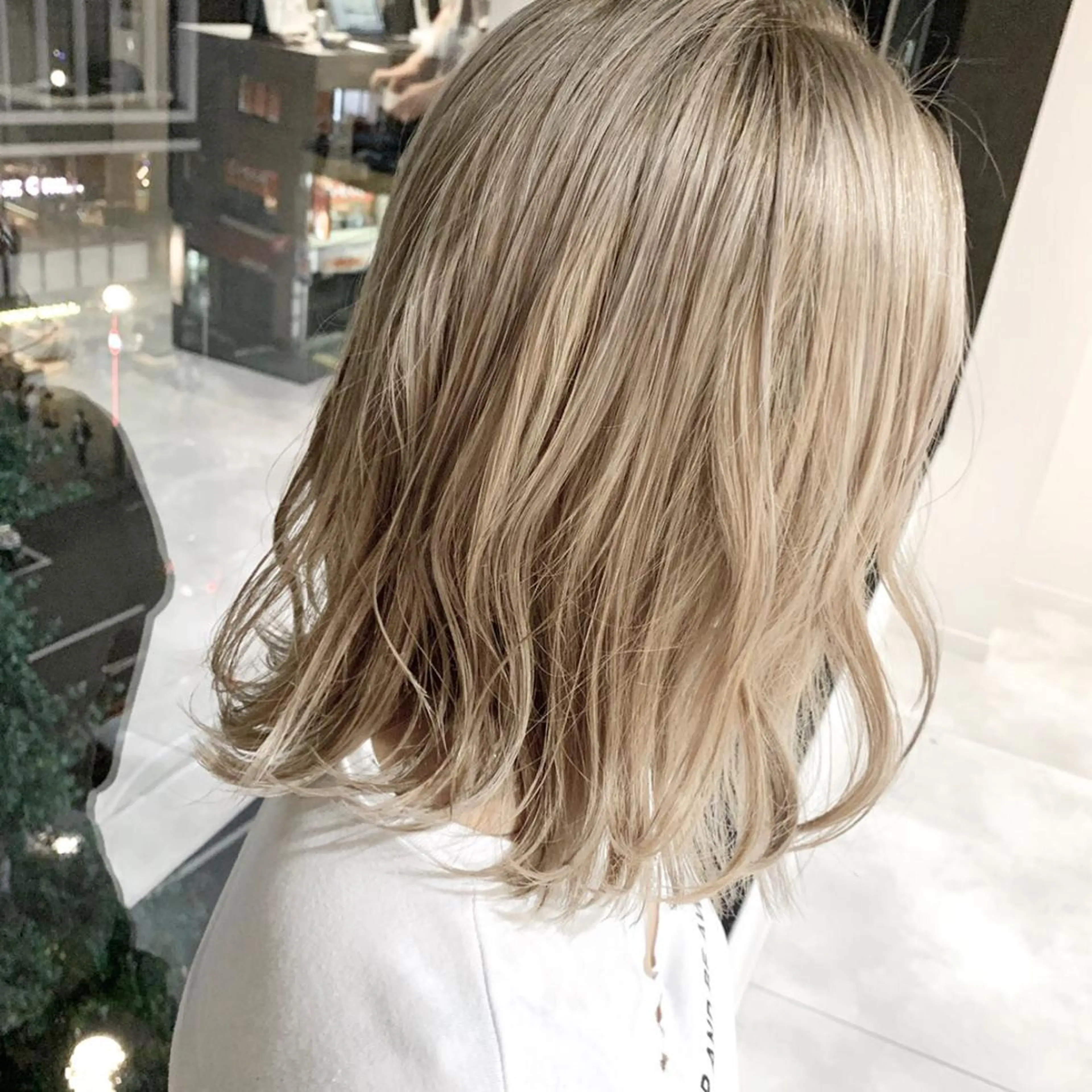 ミディアム カラー アッシュ ブリーチ ケアブリーチ ケアカラー シルバー haconeco【ハコネコ】所属・小川 舜人のヘアスタイル