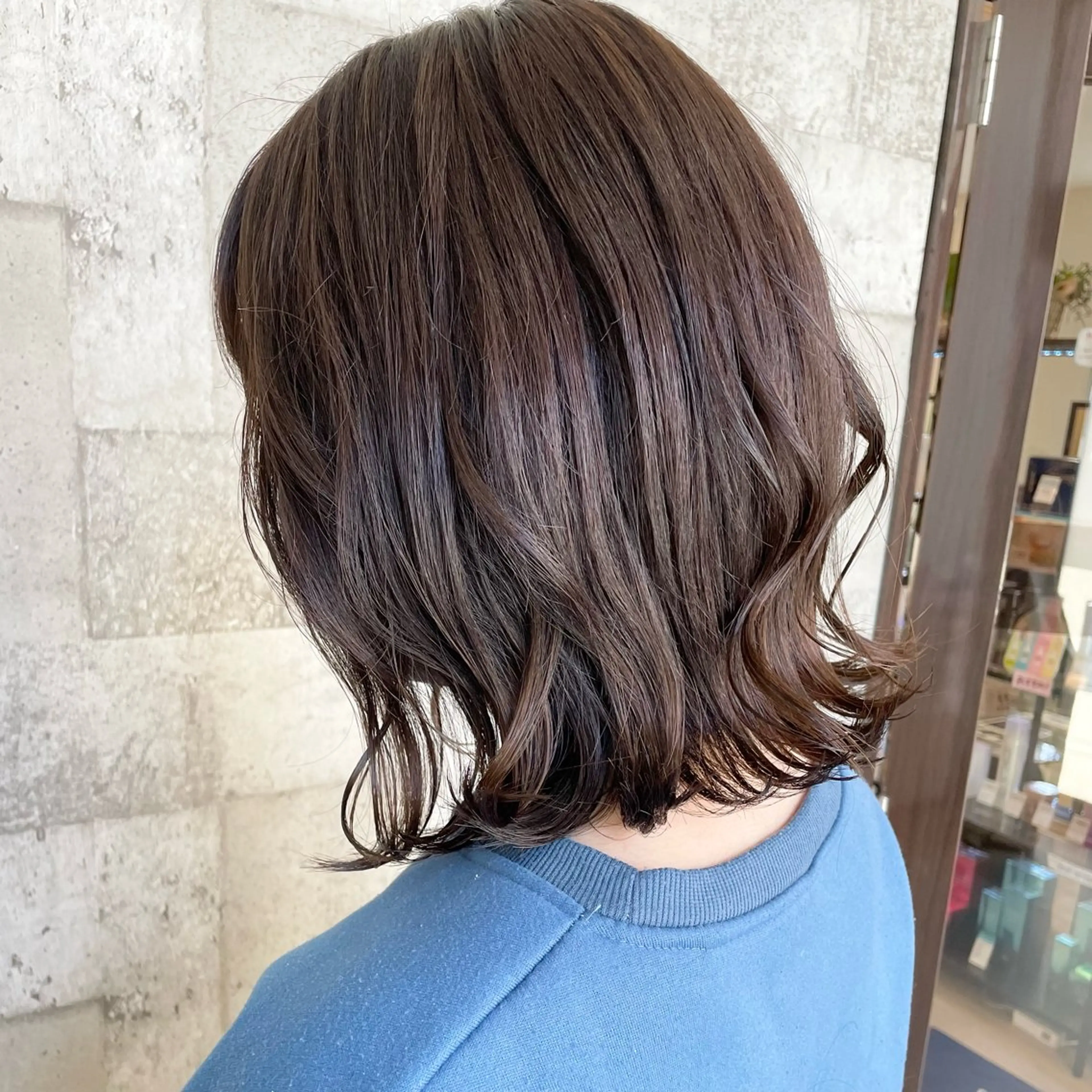 ミディアム カラー アッシュ 外ハネヘア 村上 遥香 店長スタイリストのヘアスタイル