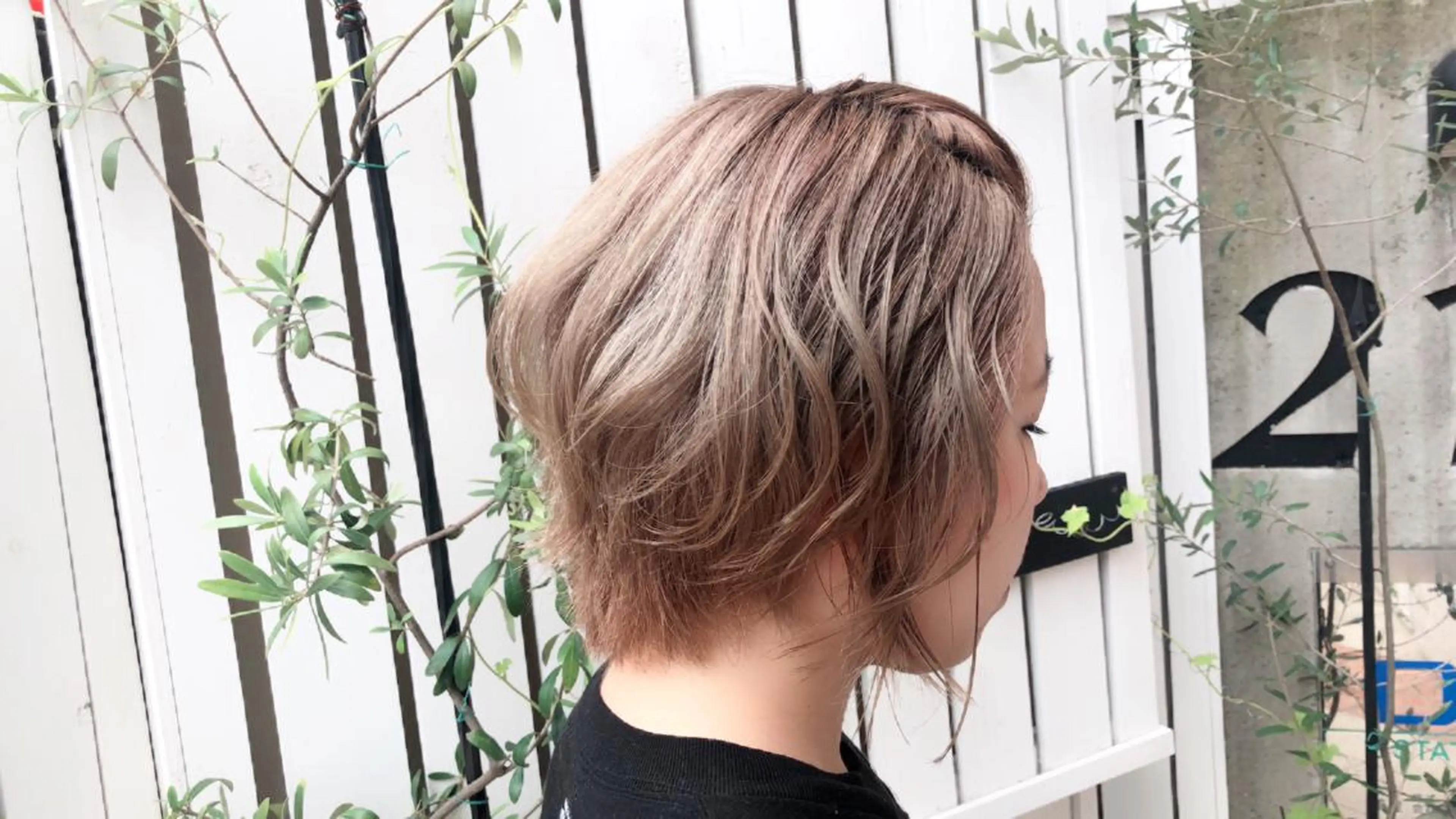 ショート カラー ブリーチ シルバー 縮毛矯正×髪質改善 カラー×クロスパーマのヘアスタイル