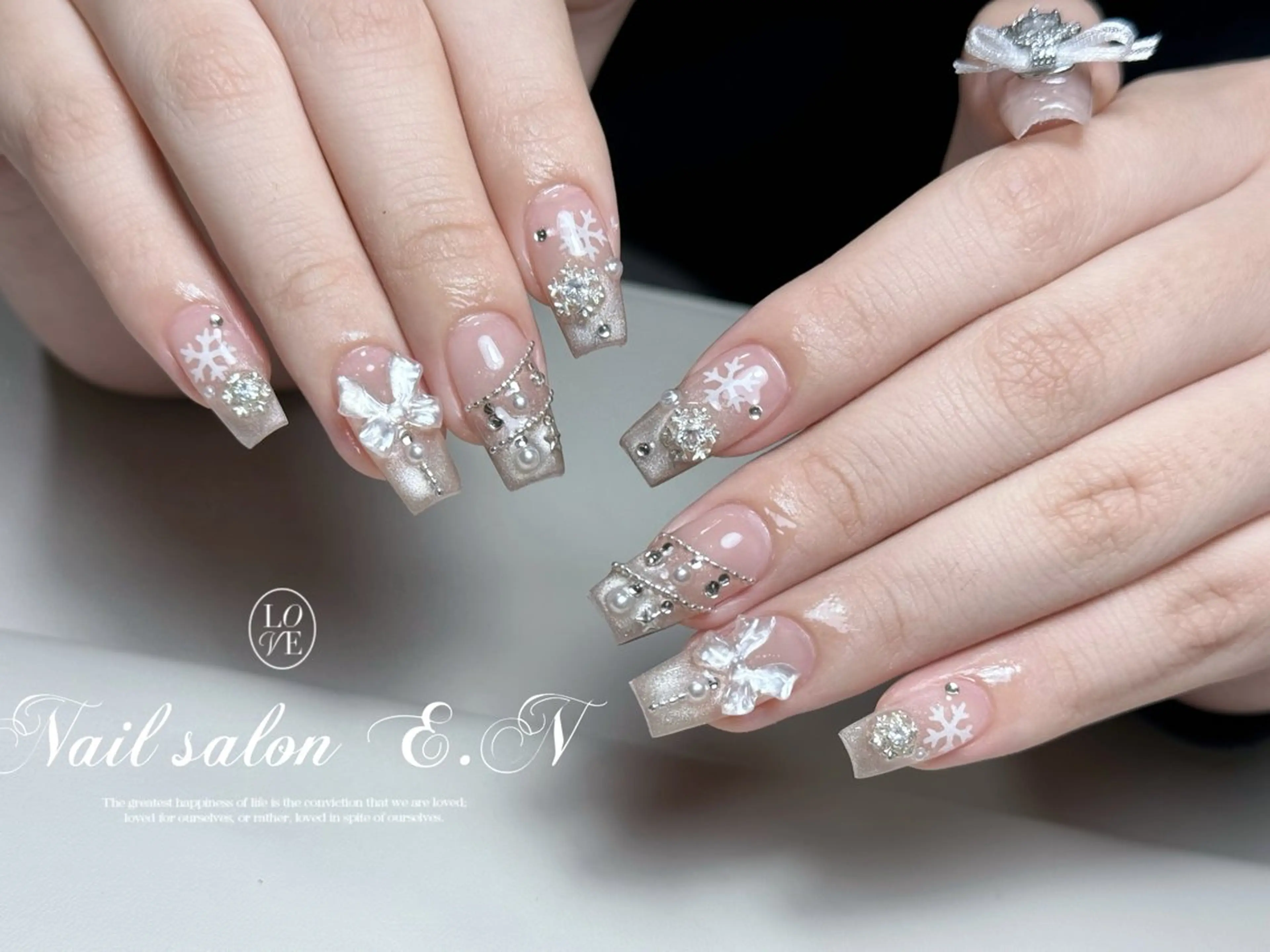 ネイル アートネイル オーロラネイル ガーリー キラキラネイル 韓国ネイル ハンドネイル E.N🦋 長さ出し/持ち込みのネイルデザイン