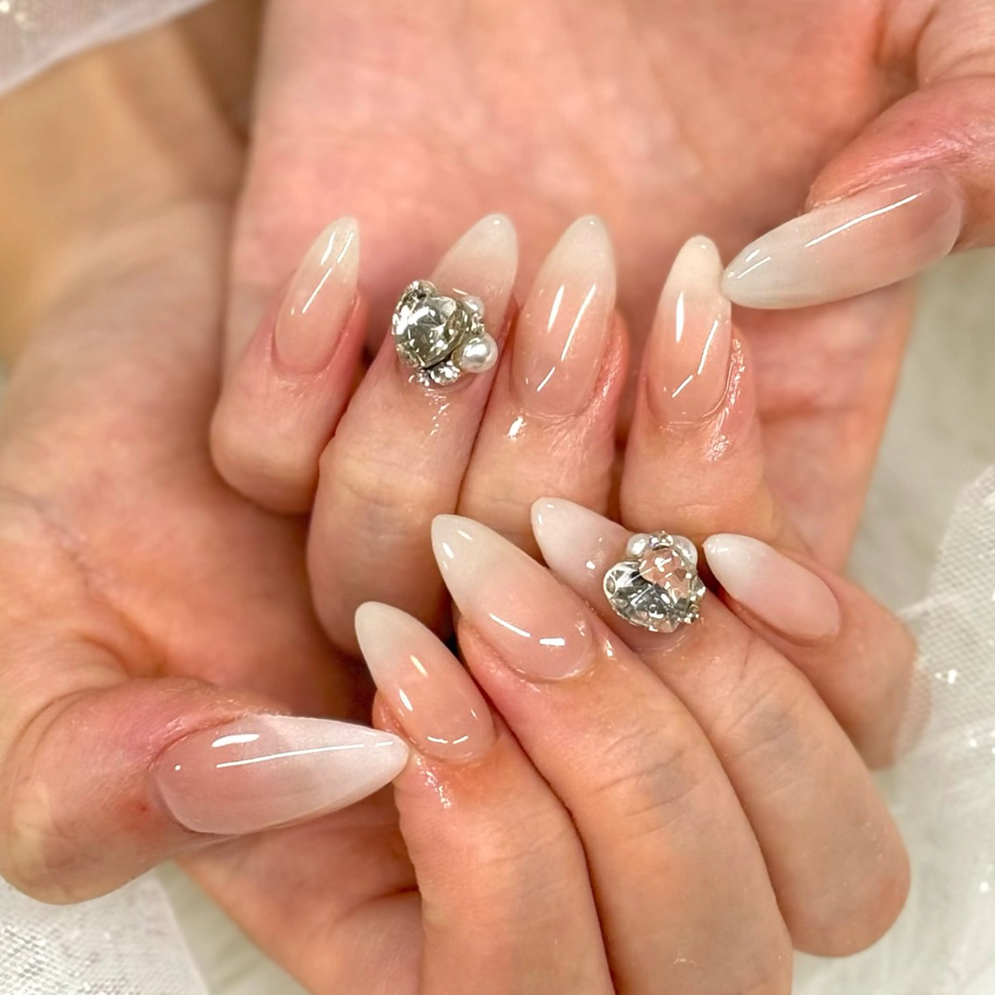 ネイル グラデーション ハンドネイル ルシイ🎀新宿長さ 出しパーツ専門店のネイルデザイン