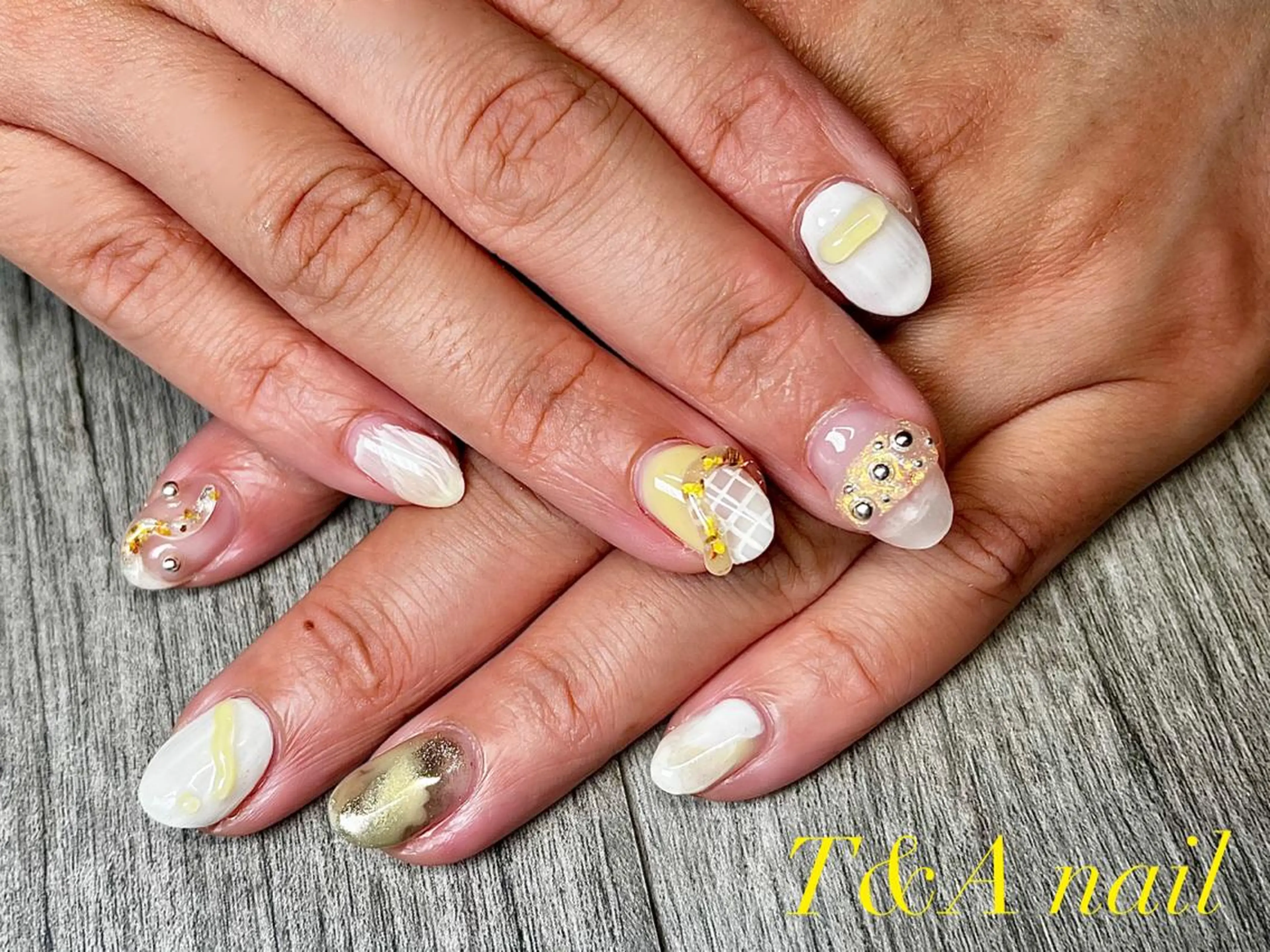 ショート ネイル イエローカラー 長さ出し ジェルネイル ニュアンスネイル スカルプネイル ハンドネイル T&A nailのネイルデザイン