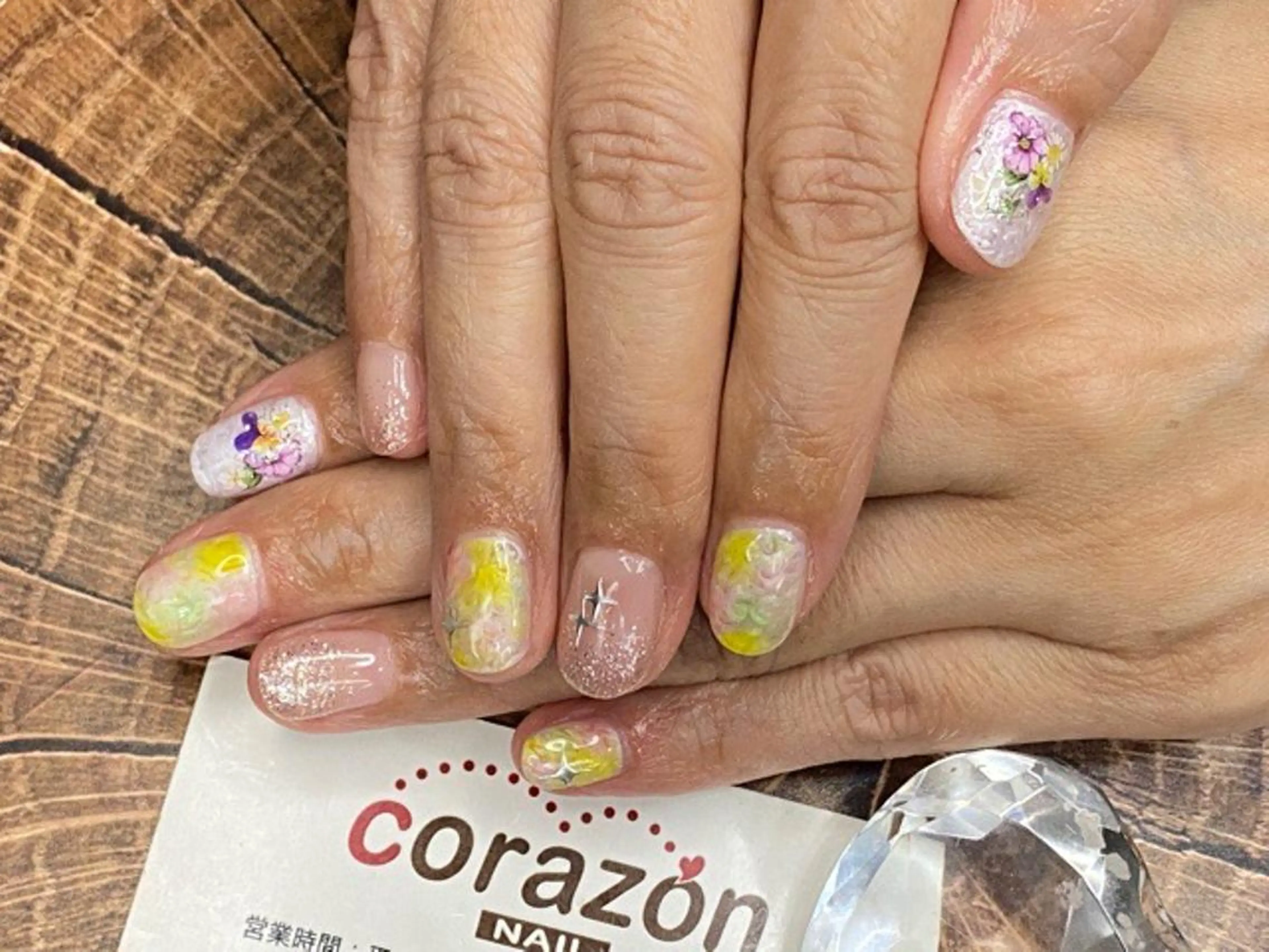 ネイル アートネイル フラワーネイル キラキラネイル ラメ(グリッター) corazon所属・ネイリスト aicoのネイルデザイン