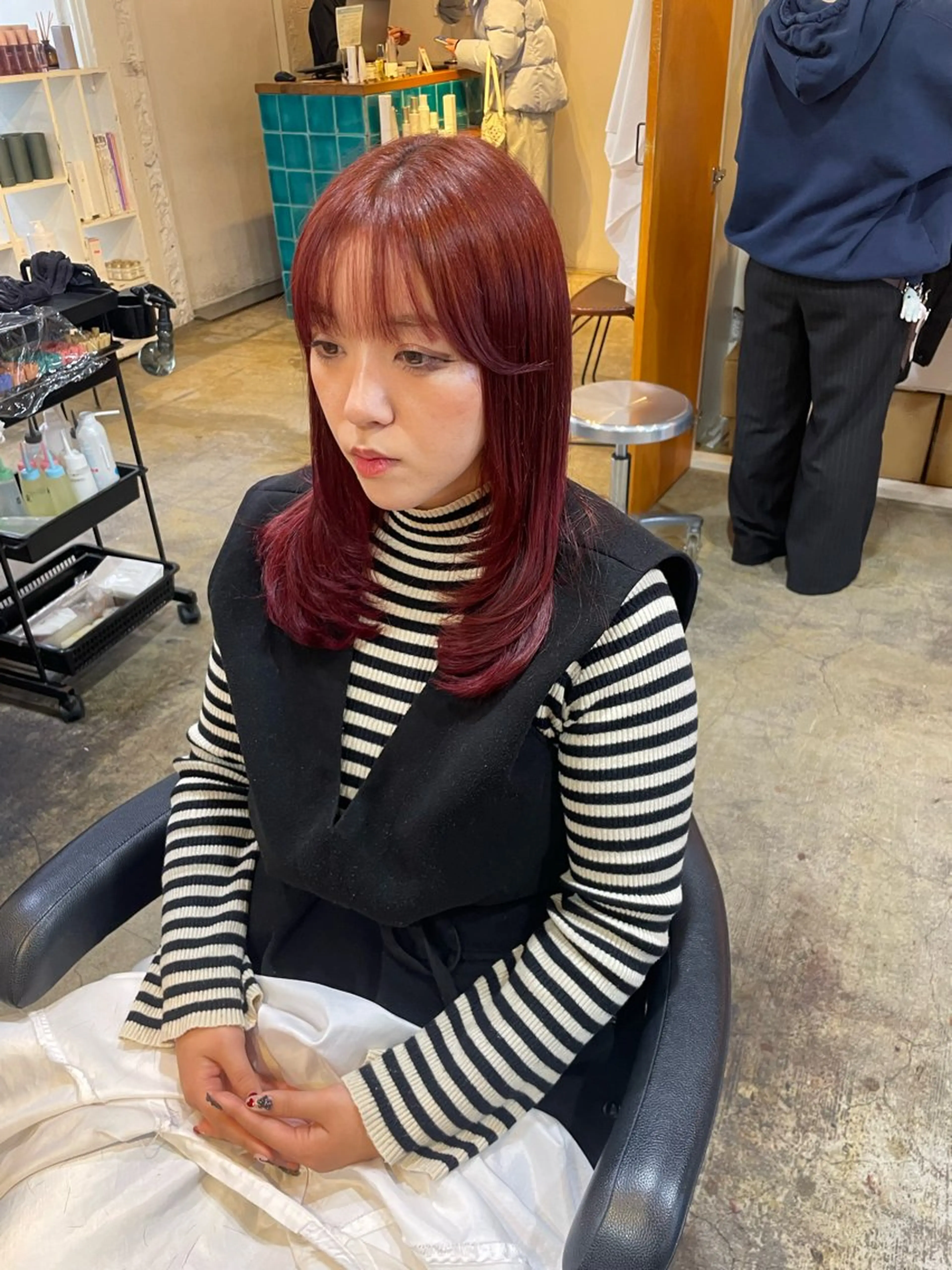 セミロング カラー レッドカラー レイヤーカット カット ヘアカラー トリートメント MIOベージュカラー 柔らかいカラーのヘアスタイル