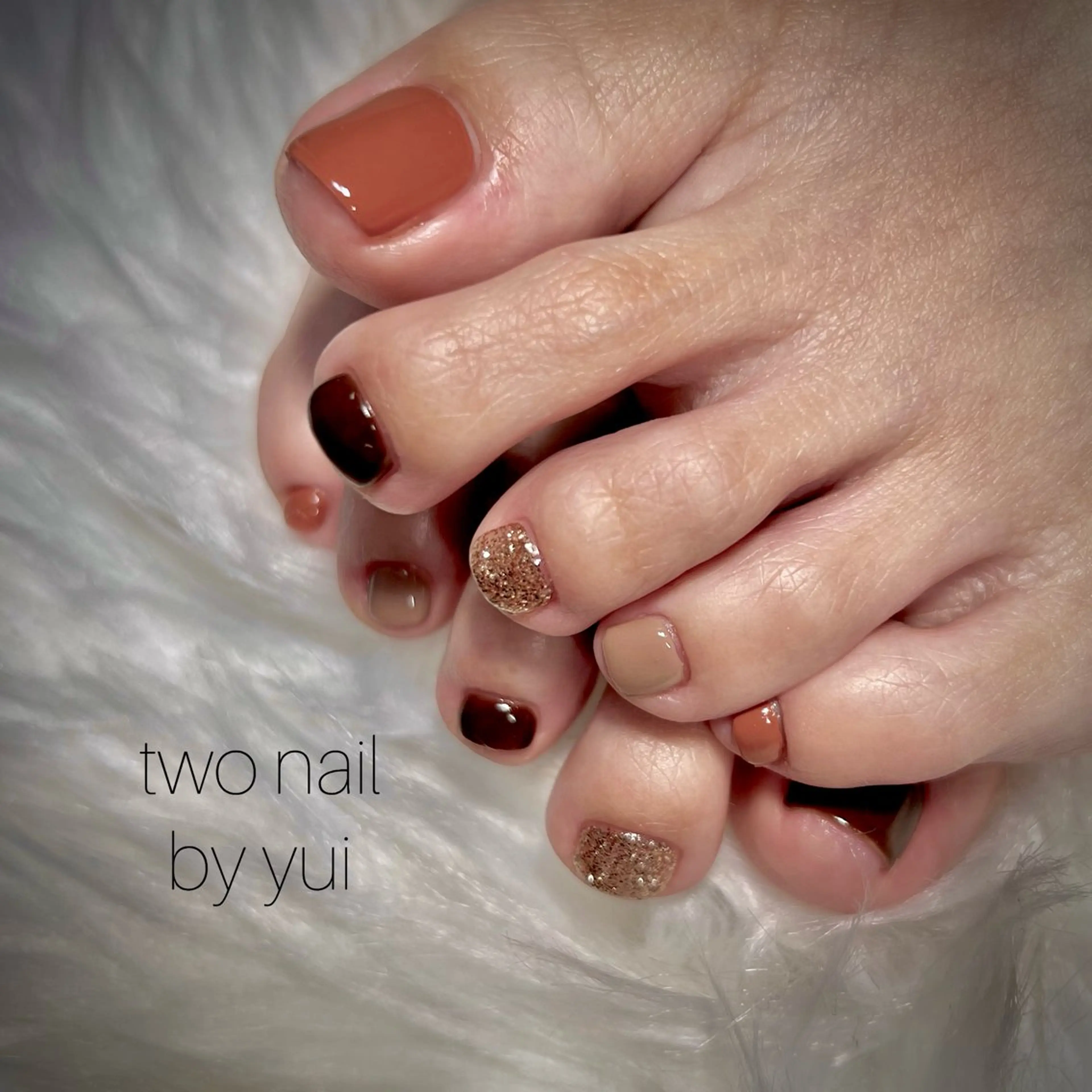 ネイル ブラウン ネイルチップ ホワイト フットネイル two nailのネイルデザイン