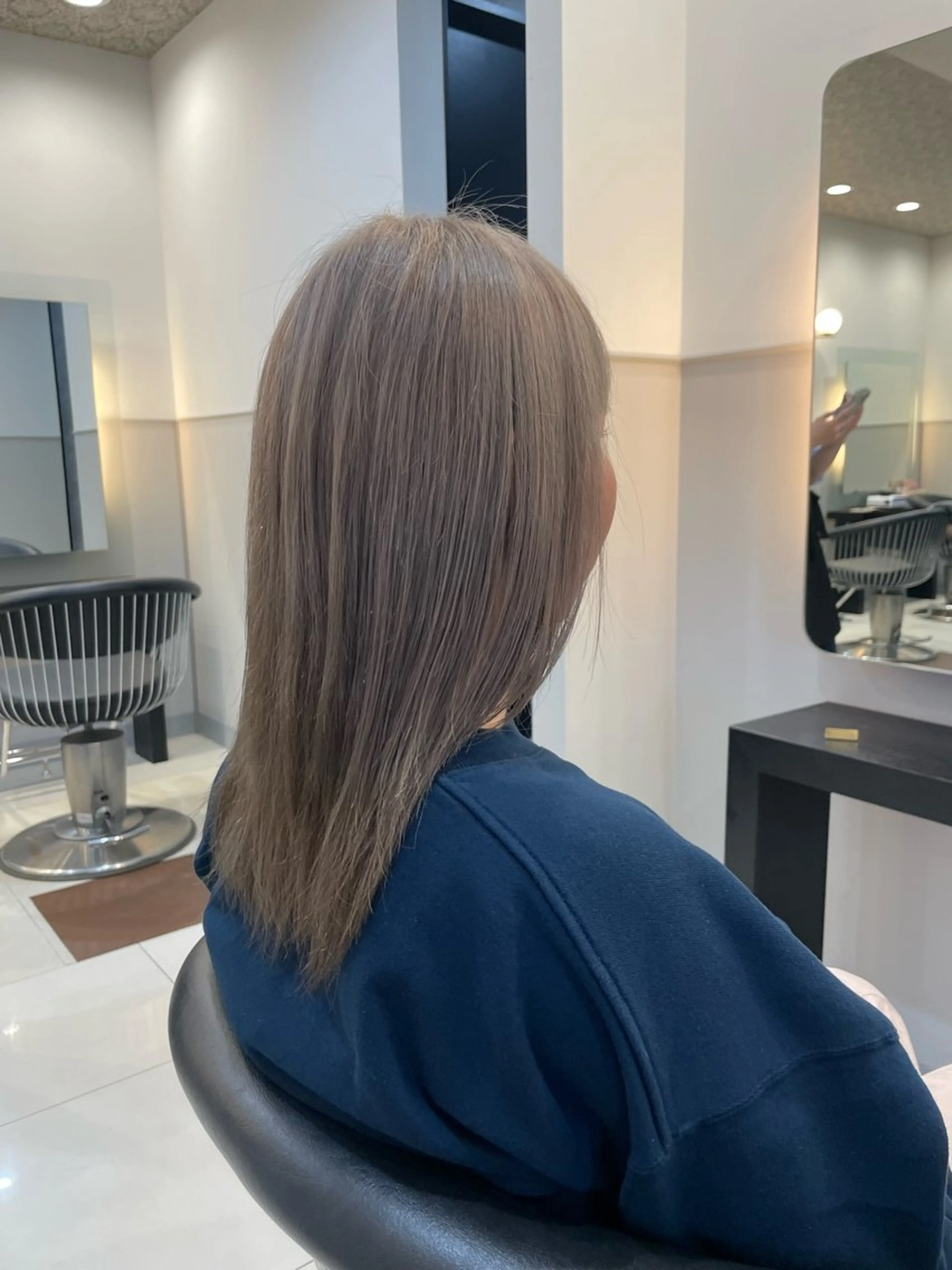 ロング カラー グレージュ ミルクティーグレージュ 長尾 康生のヘアスタイル