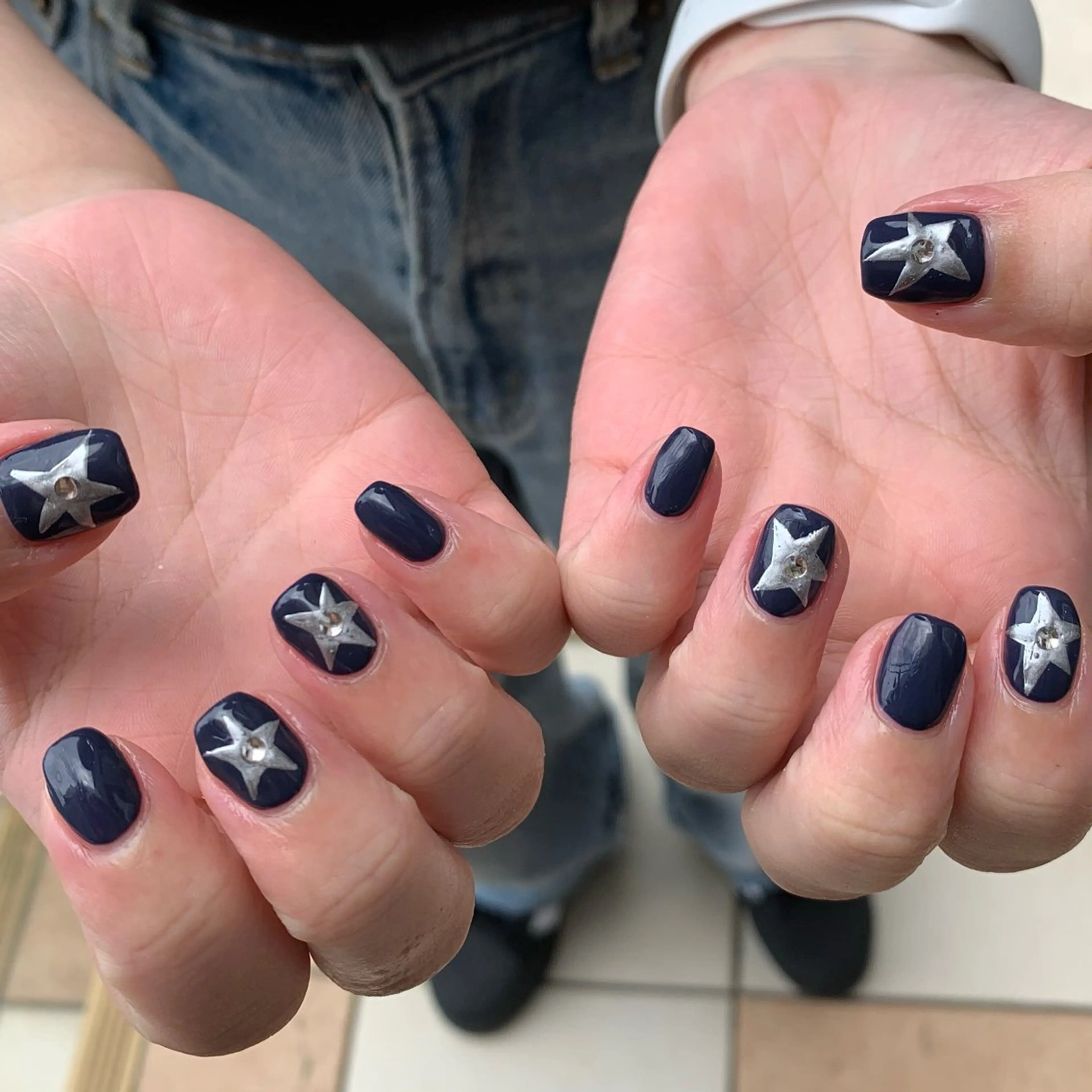 ネイル ネイビー シルバー ハンドネイル YUKIMO🍎名駅 /ニュアンスのネイルデザイン